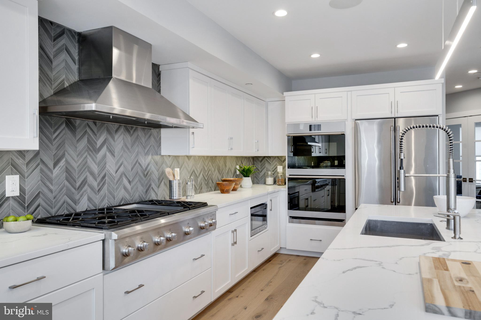 QUEEN VILLAGE - Residential