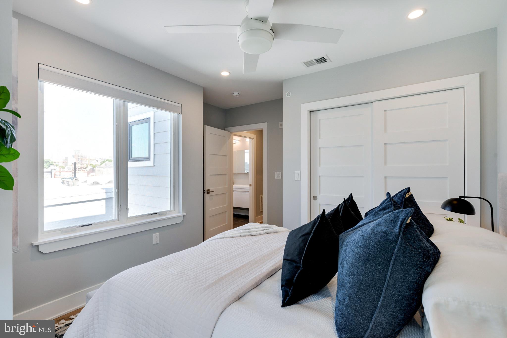 QUEEN VILLAGE - Residential