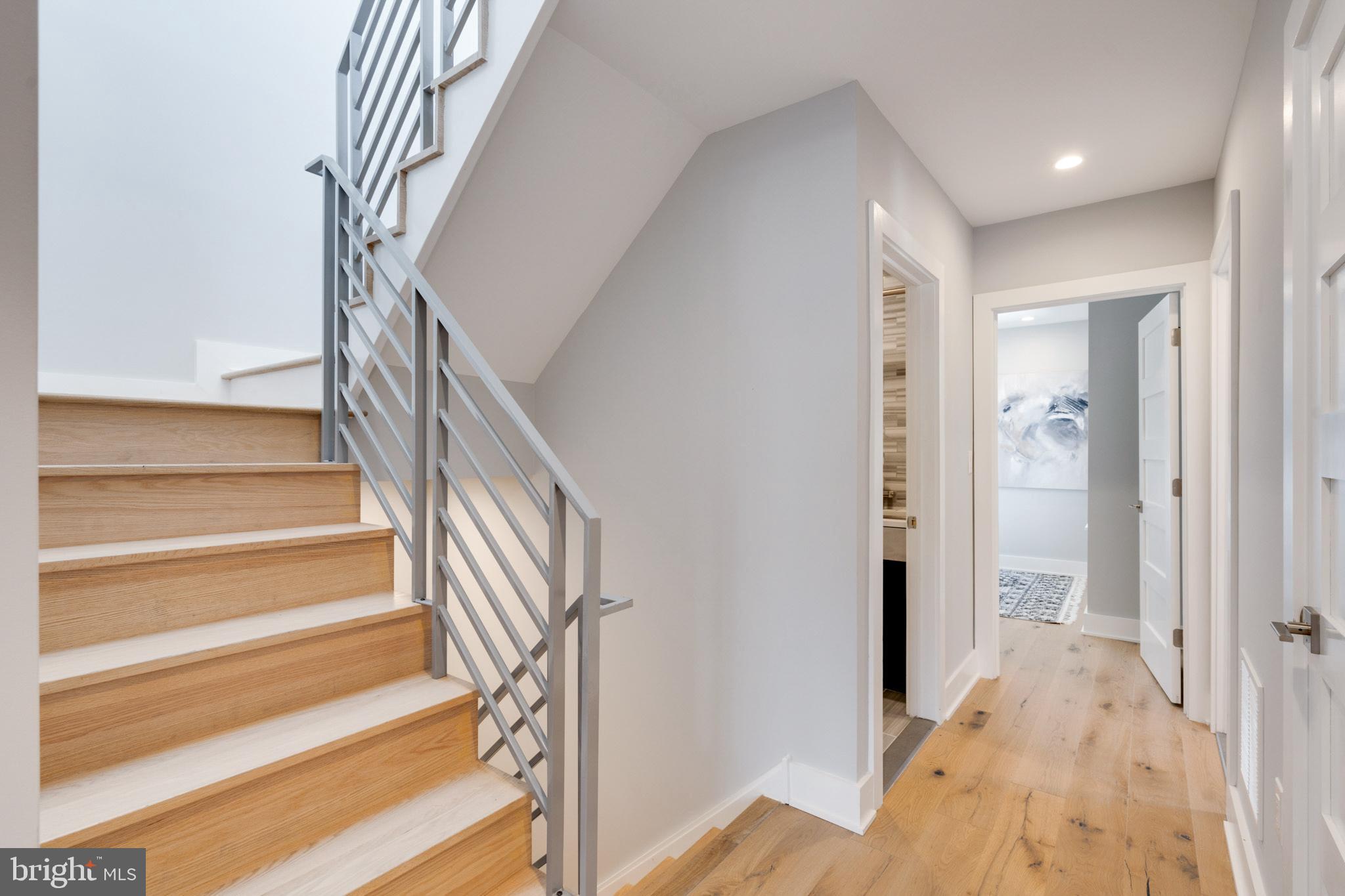 QUEEN VILLAGE - Residential