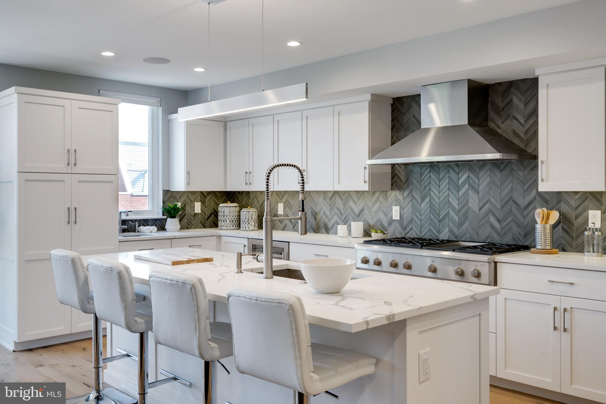 QUEEN VILLAGE - Residential