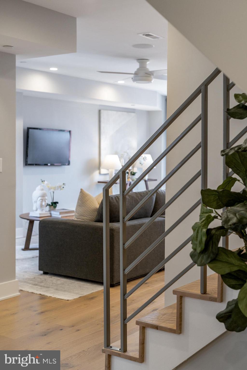 QUEEN VILLAGE - Residential