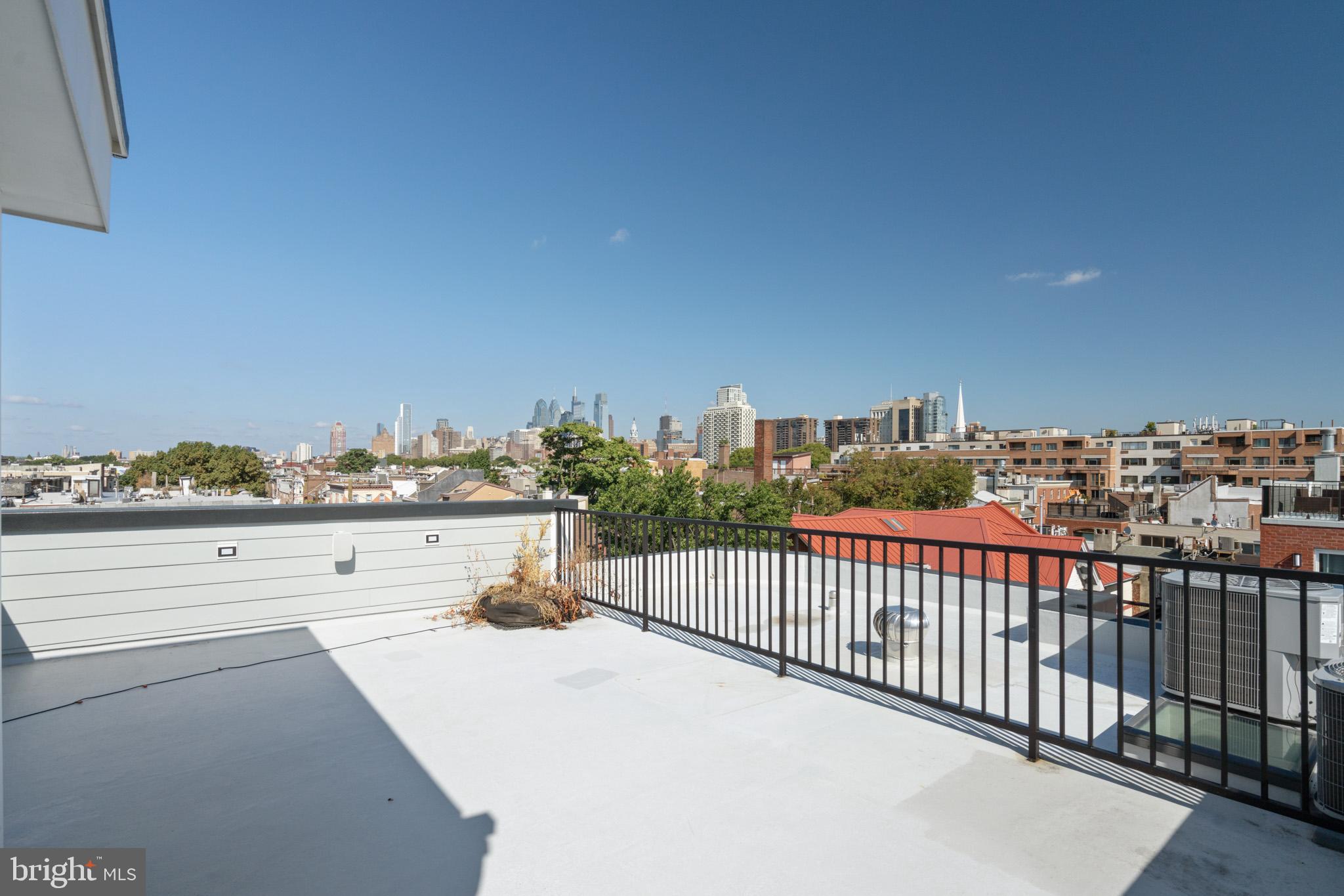 QUEEN VILLAGE - Residential