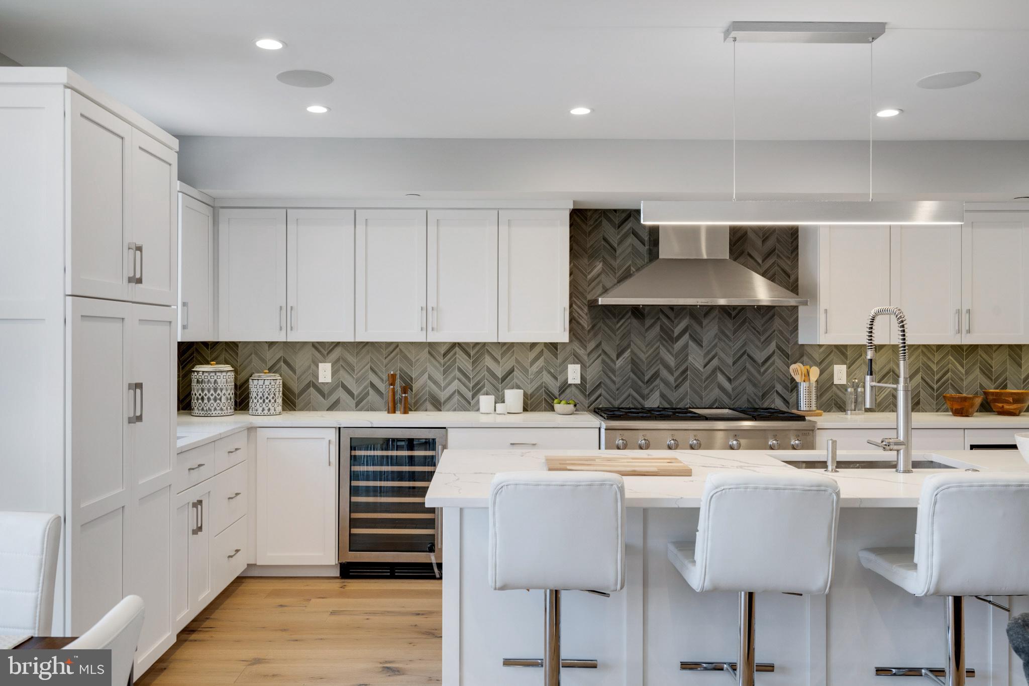 QUEEN VILLAGE - Residential