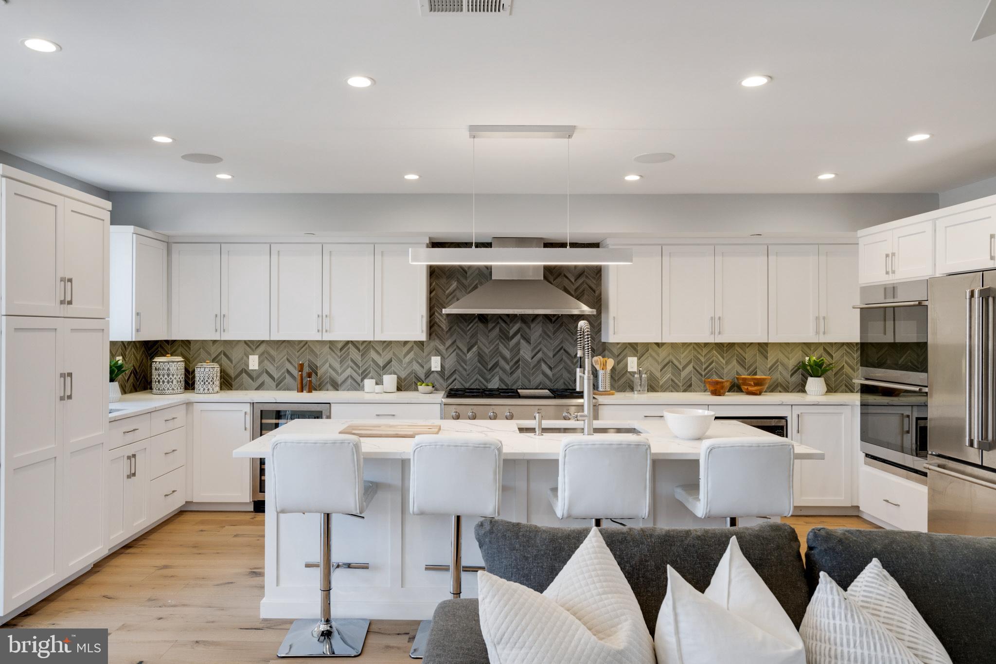 QUEEN VILLAGE - Residential