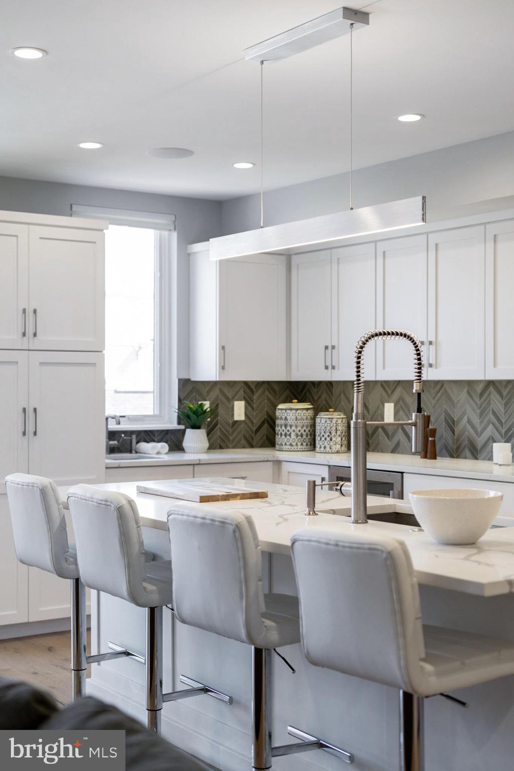 QUEEN VILLAGE - Residential