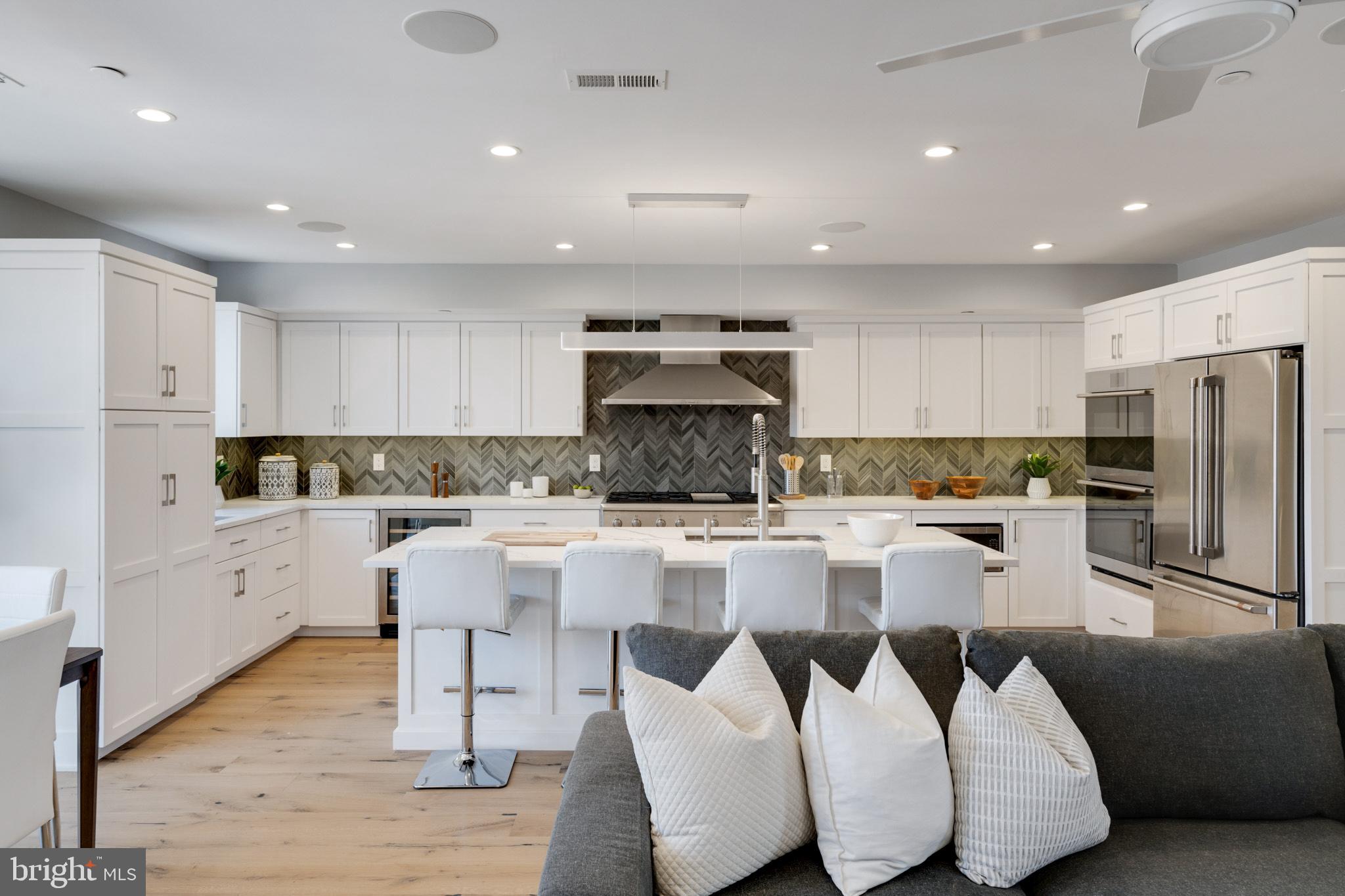 QUEEN VILLAGE - Residential