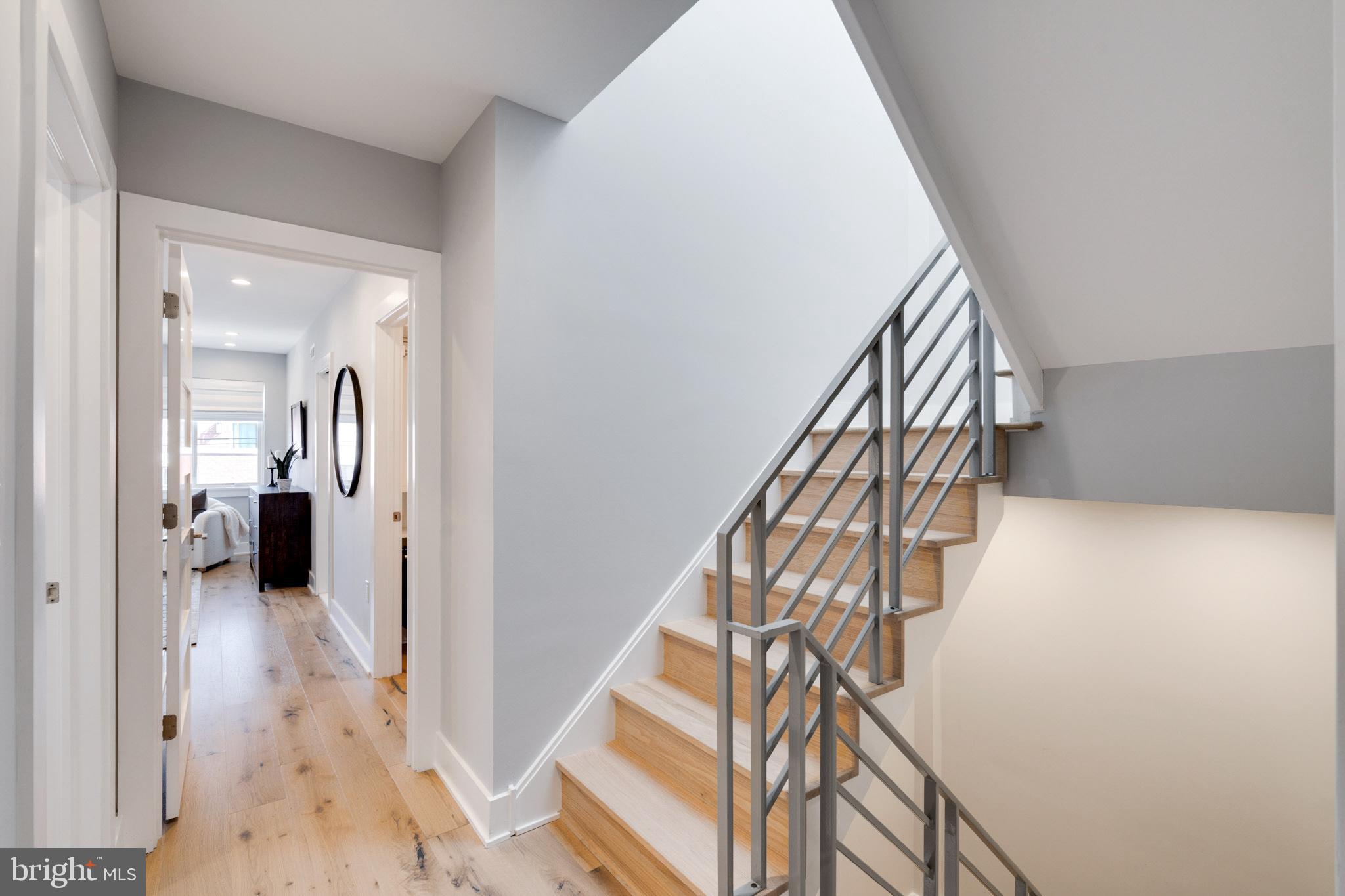 QUEEN VILLAGE - Residential