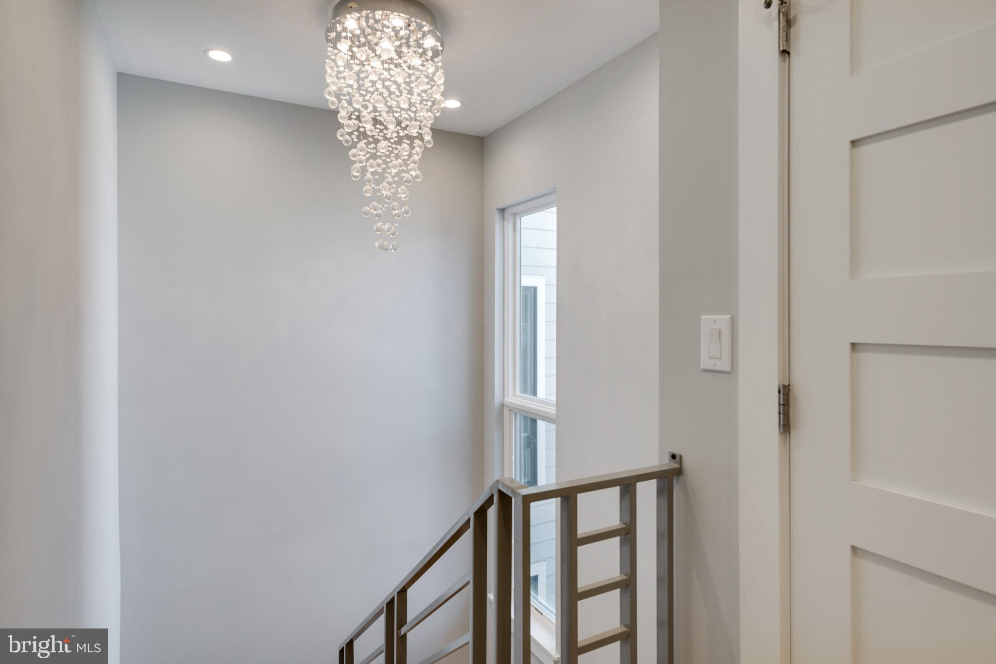 QUEEN VILLAGE - Residential