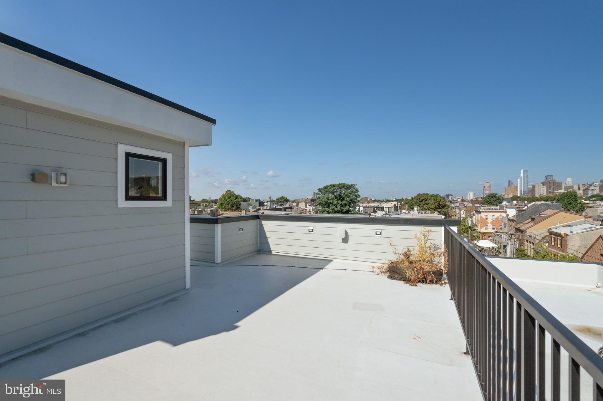 QUEEN VILLAGE - Residential