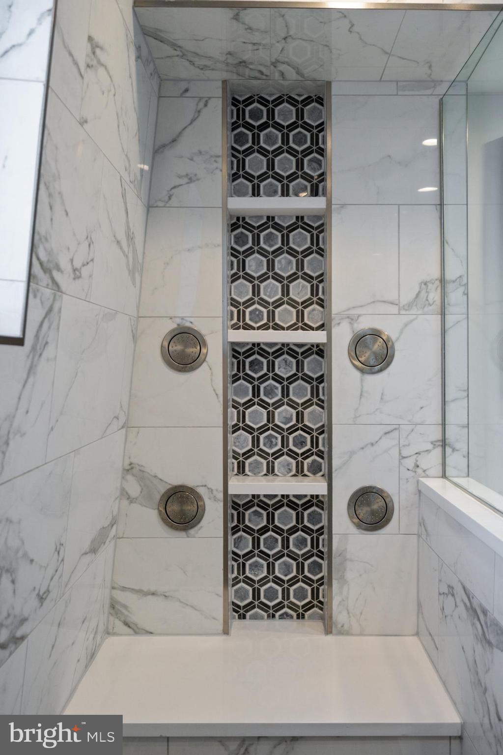 QUEEN VILLAGE - Residential