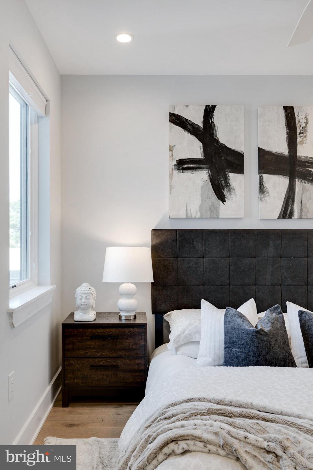 QUEEN VILLAGE - Residential