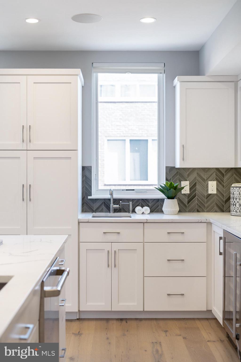 QUEEN VILLAGE - Residential