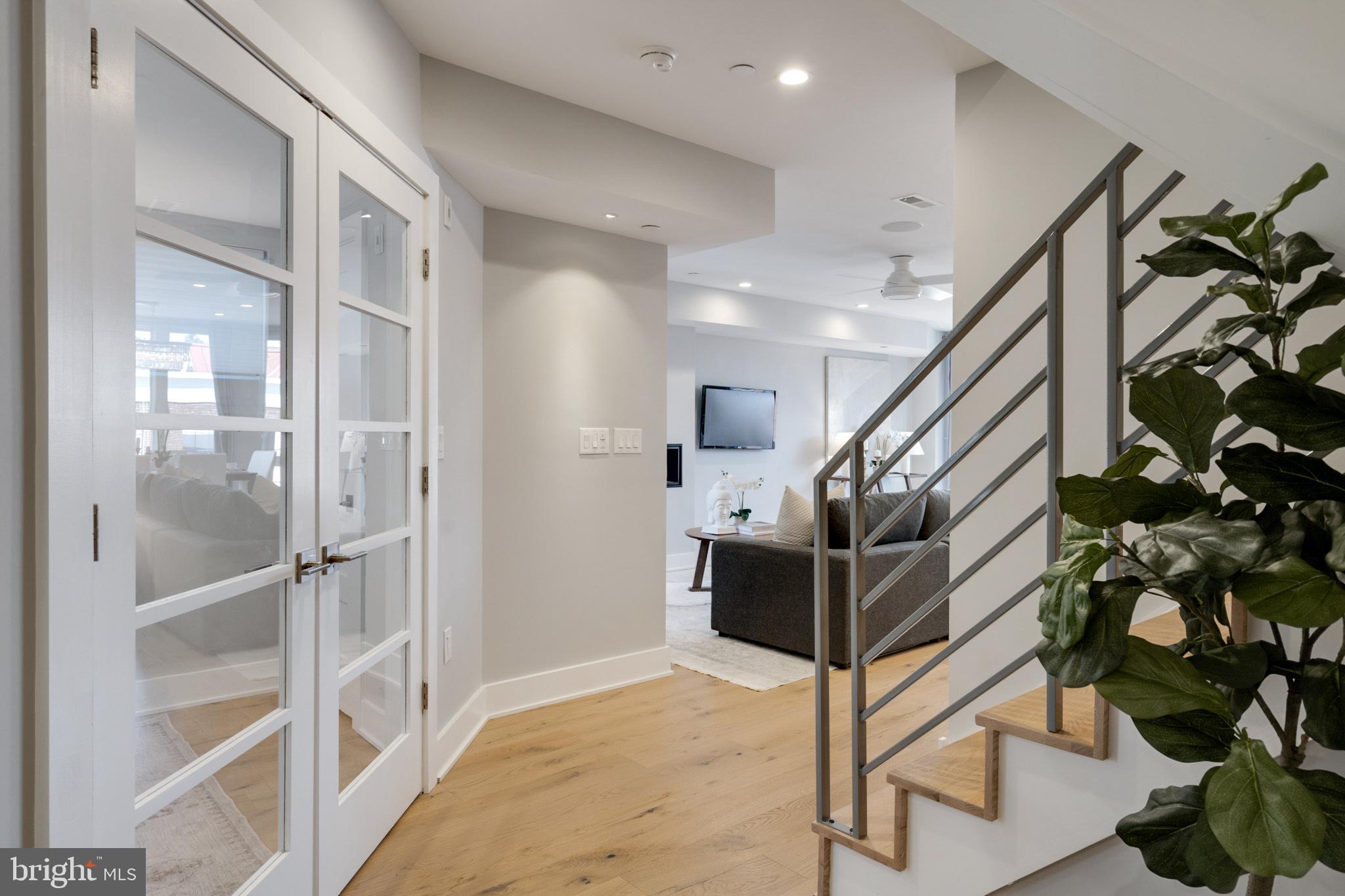 QUEEN VILLAGE - Residential