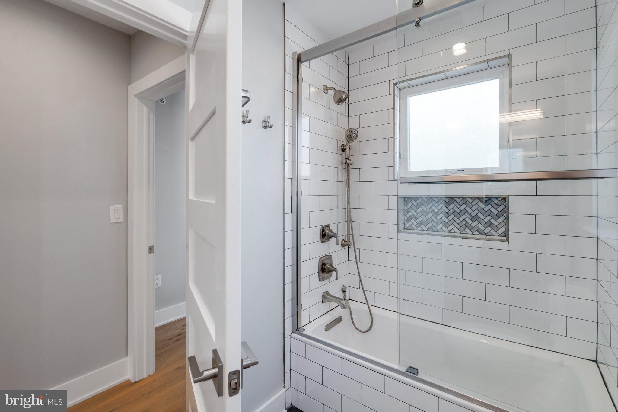 QUEEN VILLAGE - Residential