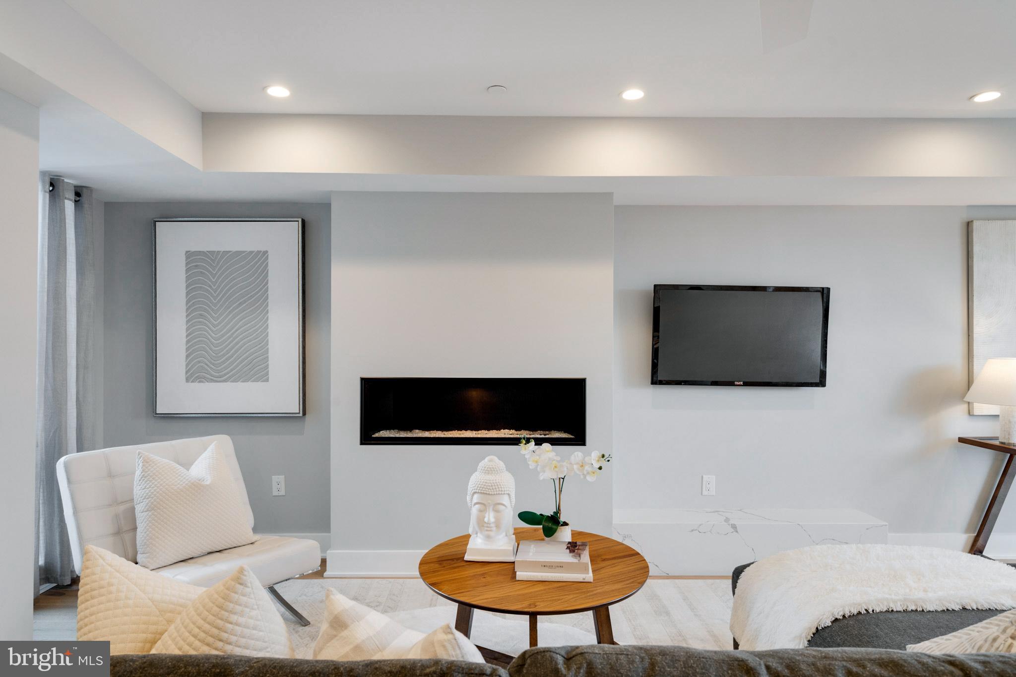 QUEEN VILLAGE - Residential