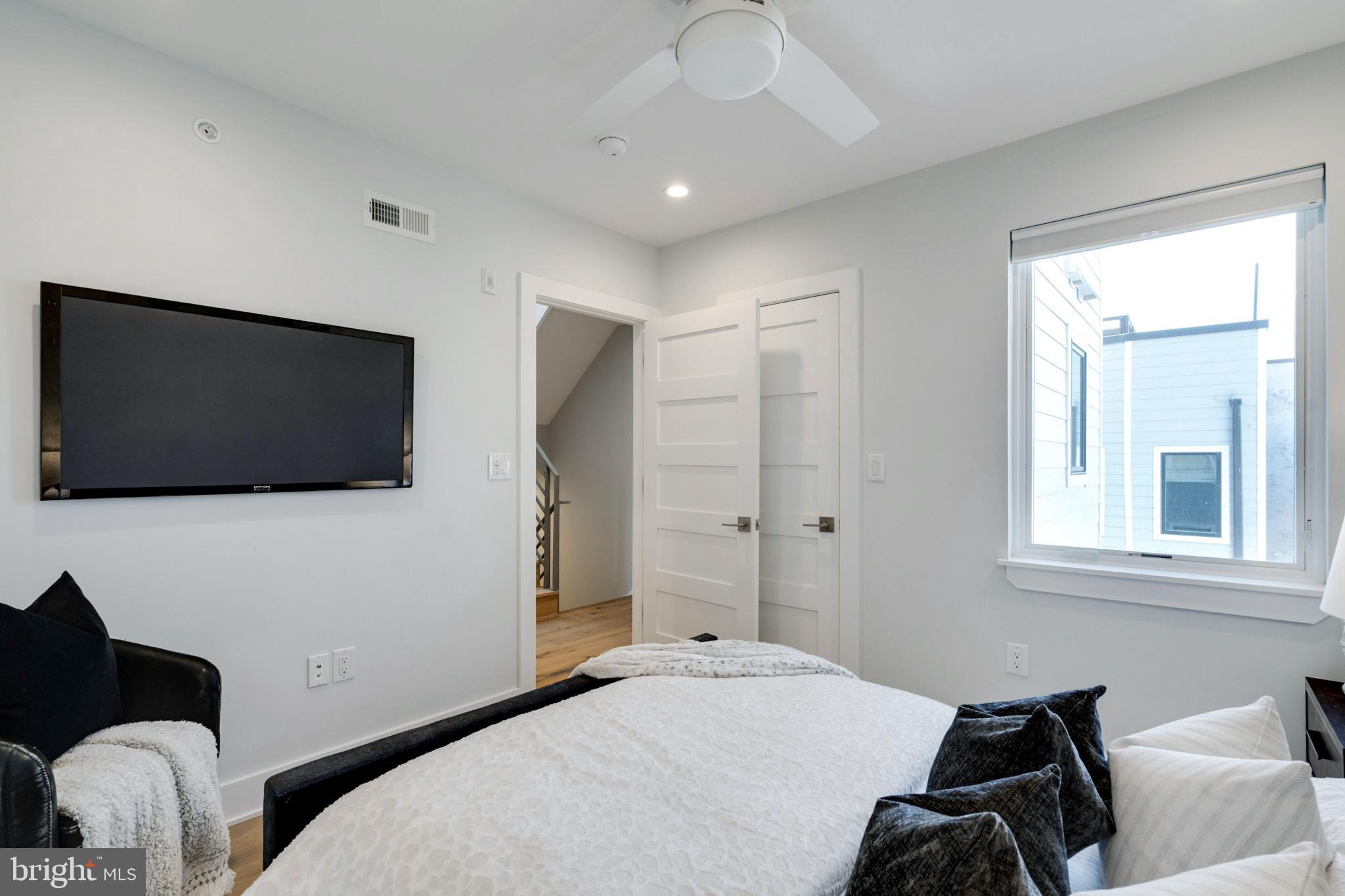 QUEEN VILLAGE - Residential