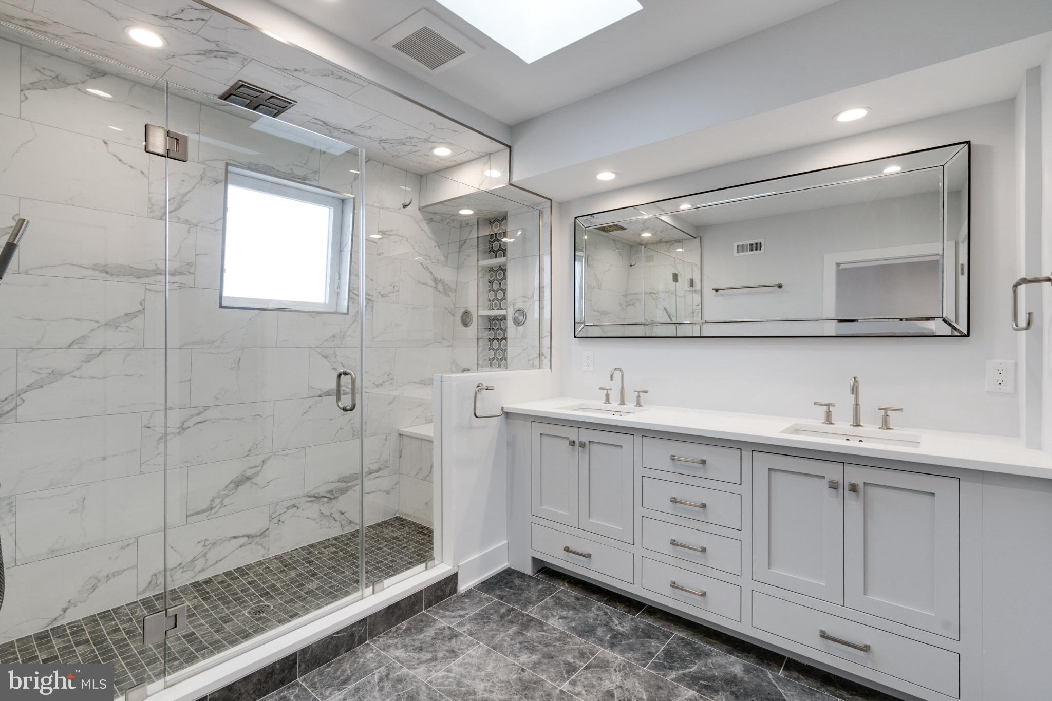 QUEEN VILLAGE - Residential