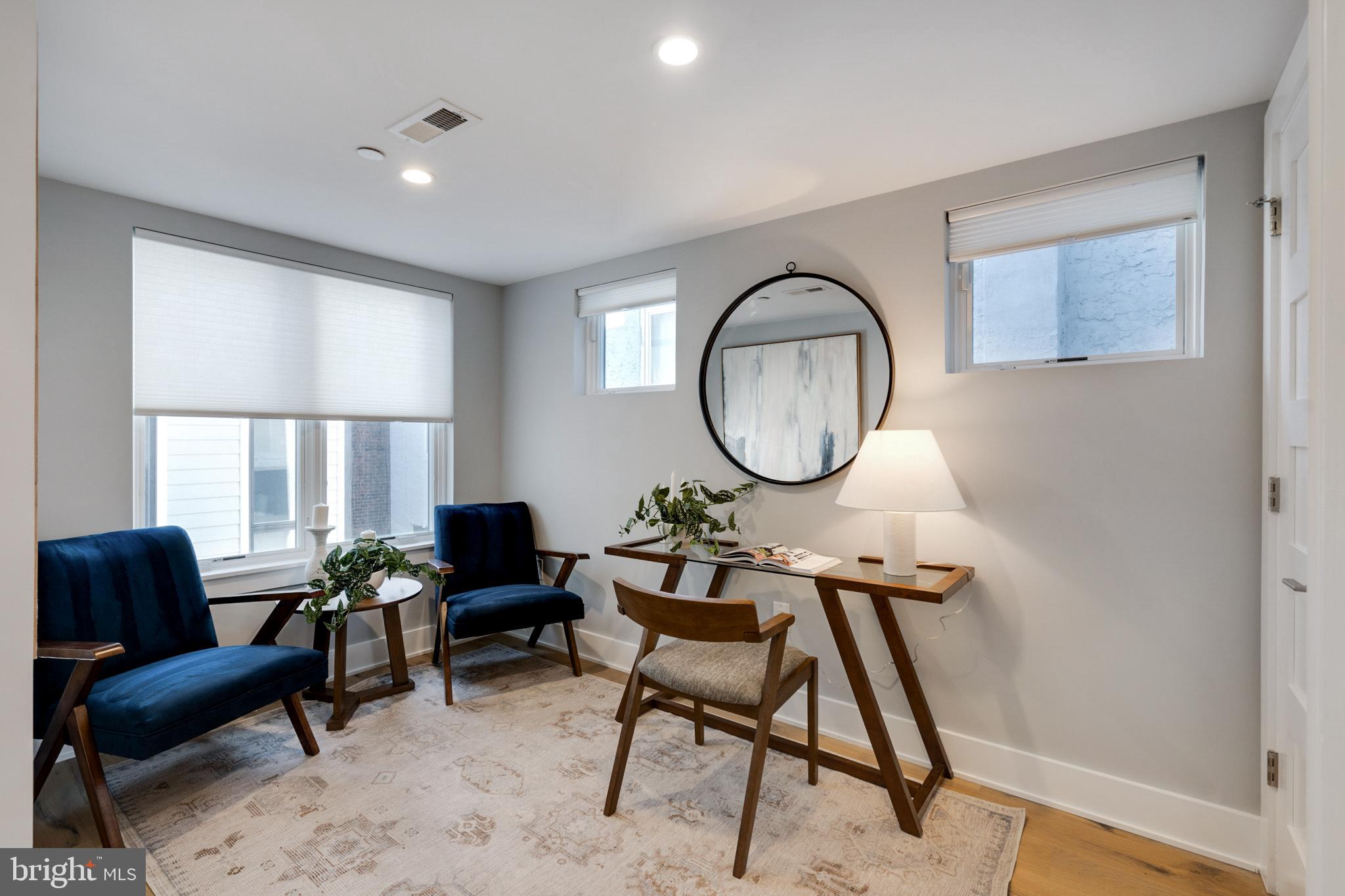 QUEEN VILLAGE - Residential