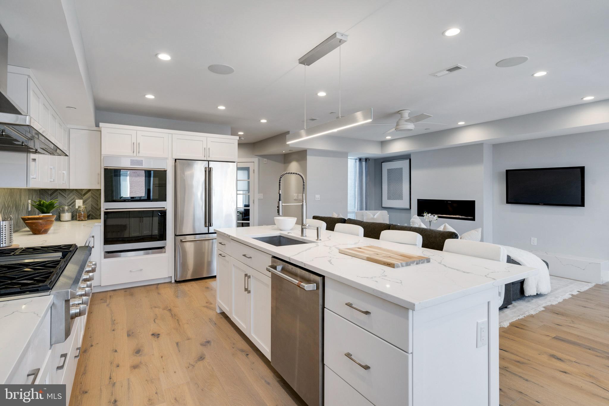 QUEEN VILLAGE - Residential