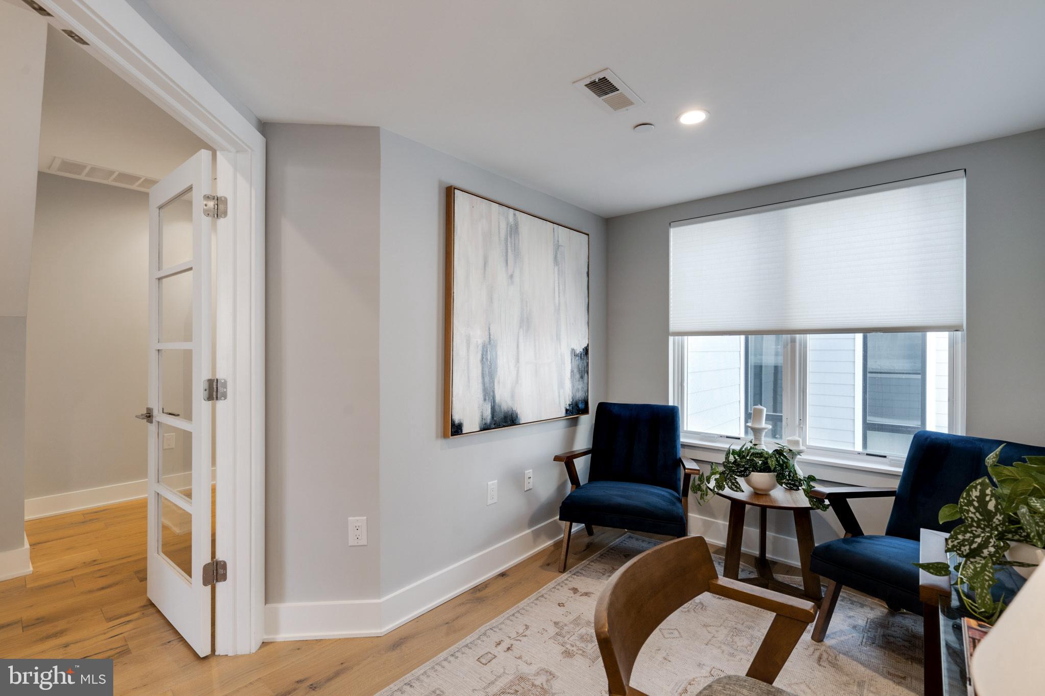 QUEEN VILLAGE - Residential