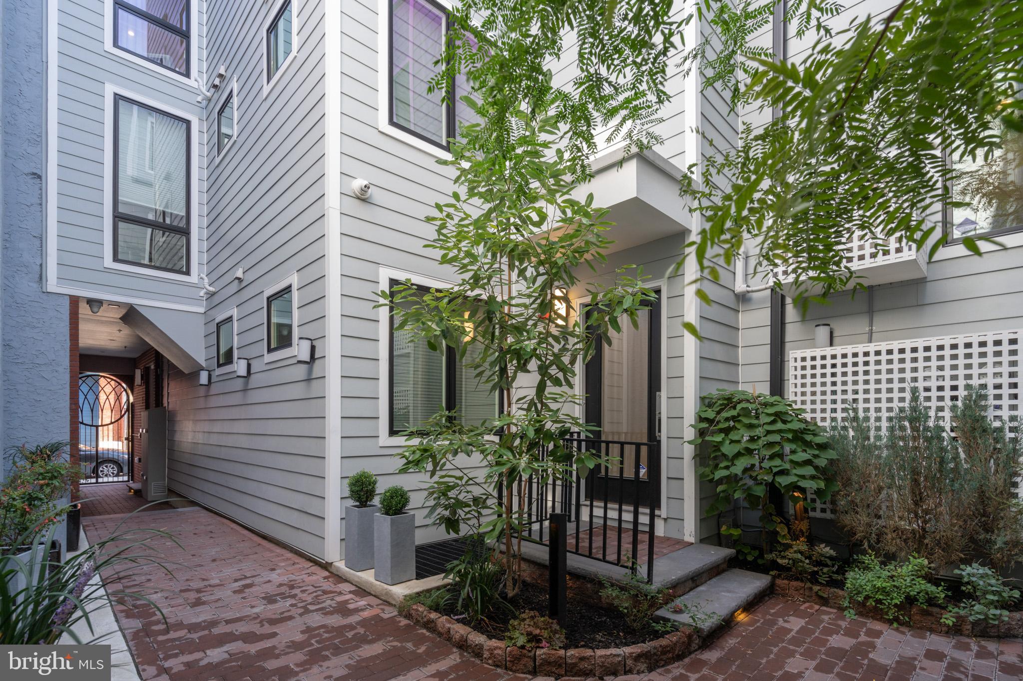 QUEEN VILLAGE - Residential