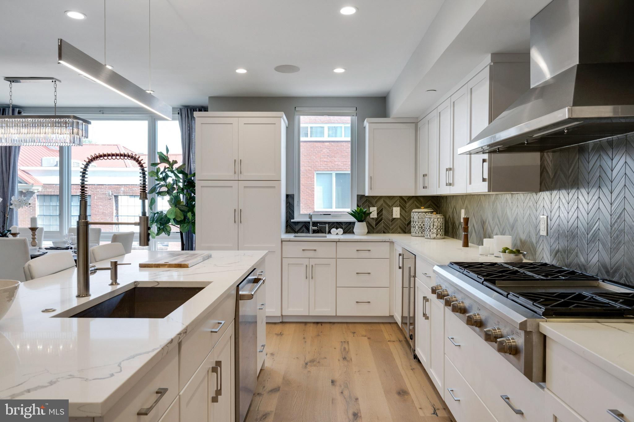 QUEEN VILLAGE - Residential