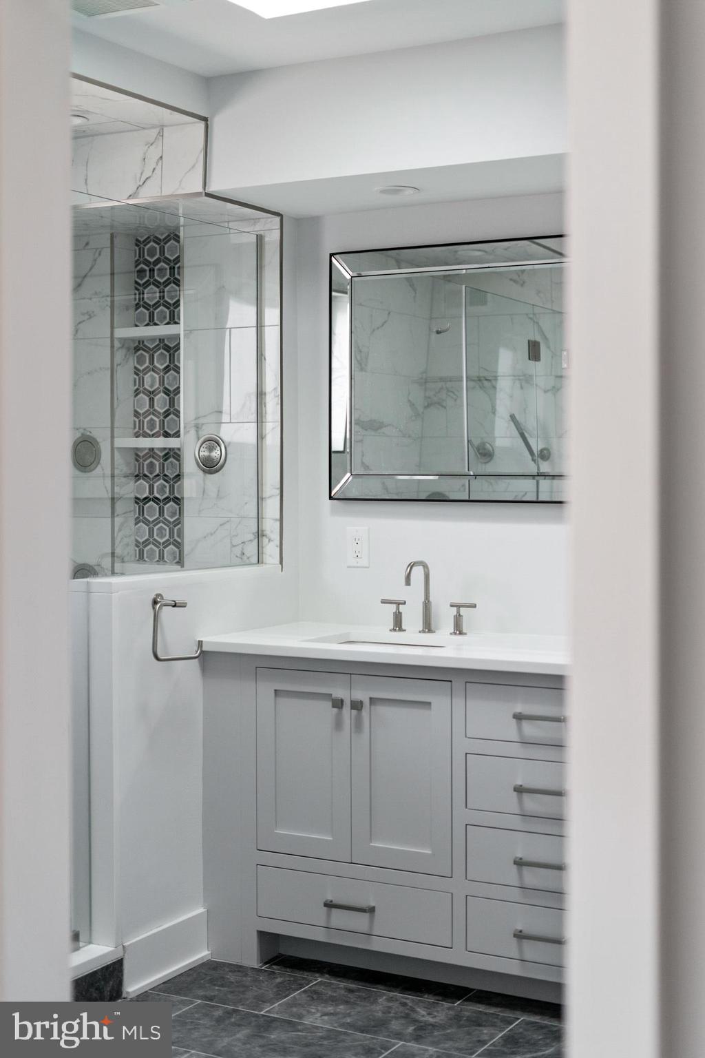 QUEEN VILLAGE - Residential