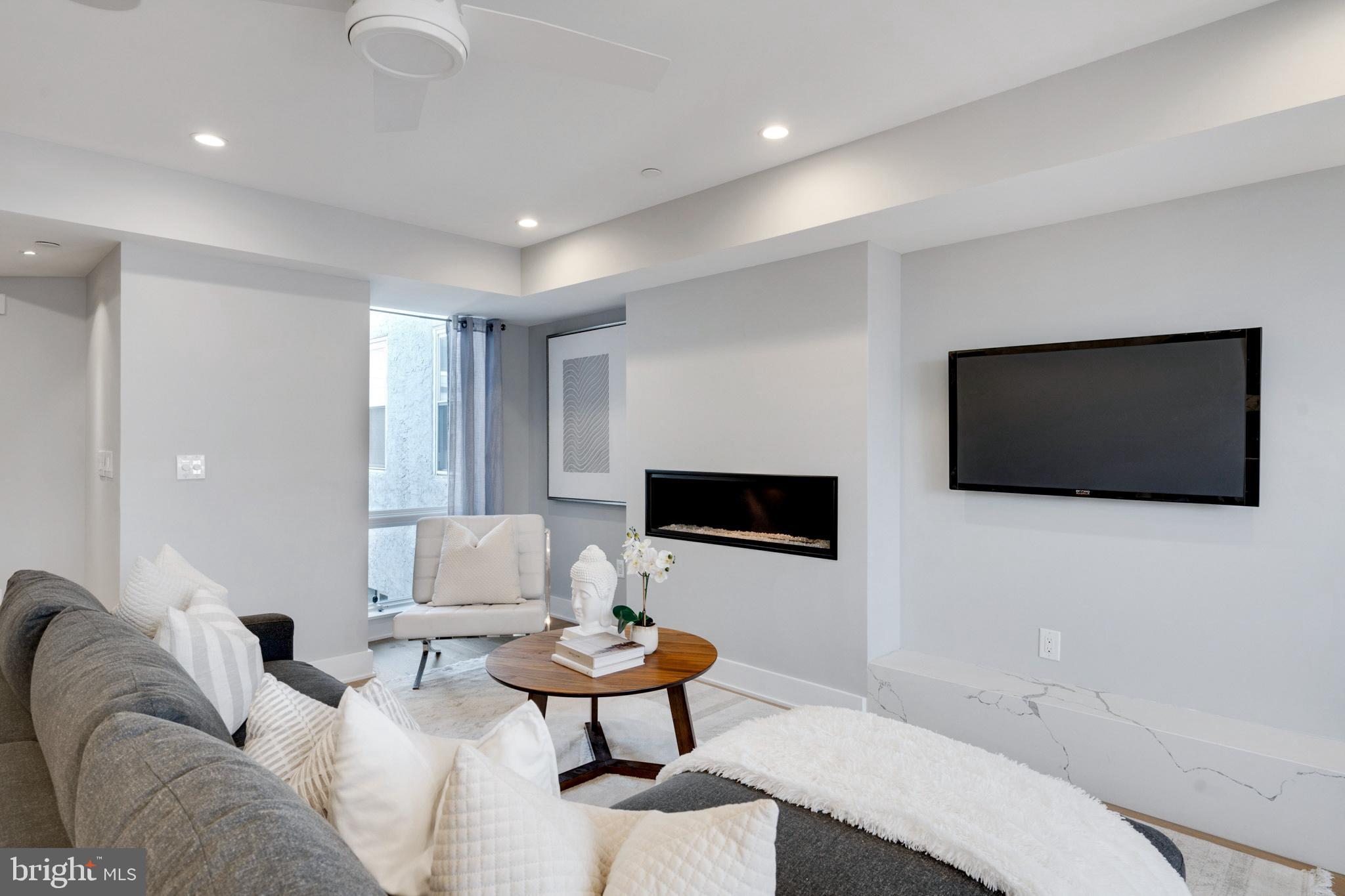 QUEEN VILLAGE - Residential