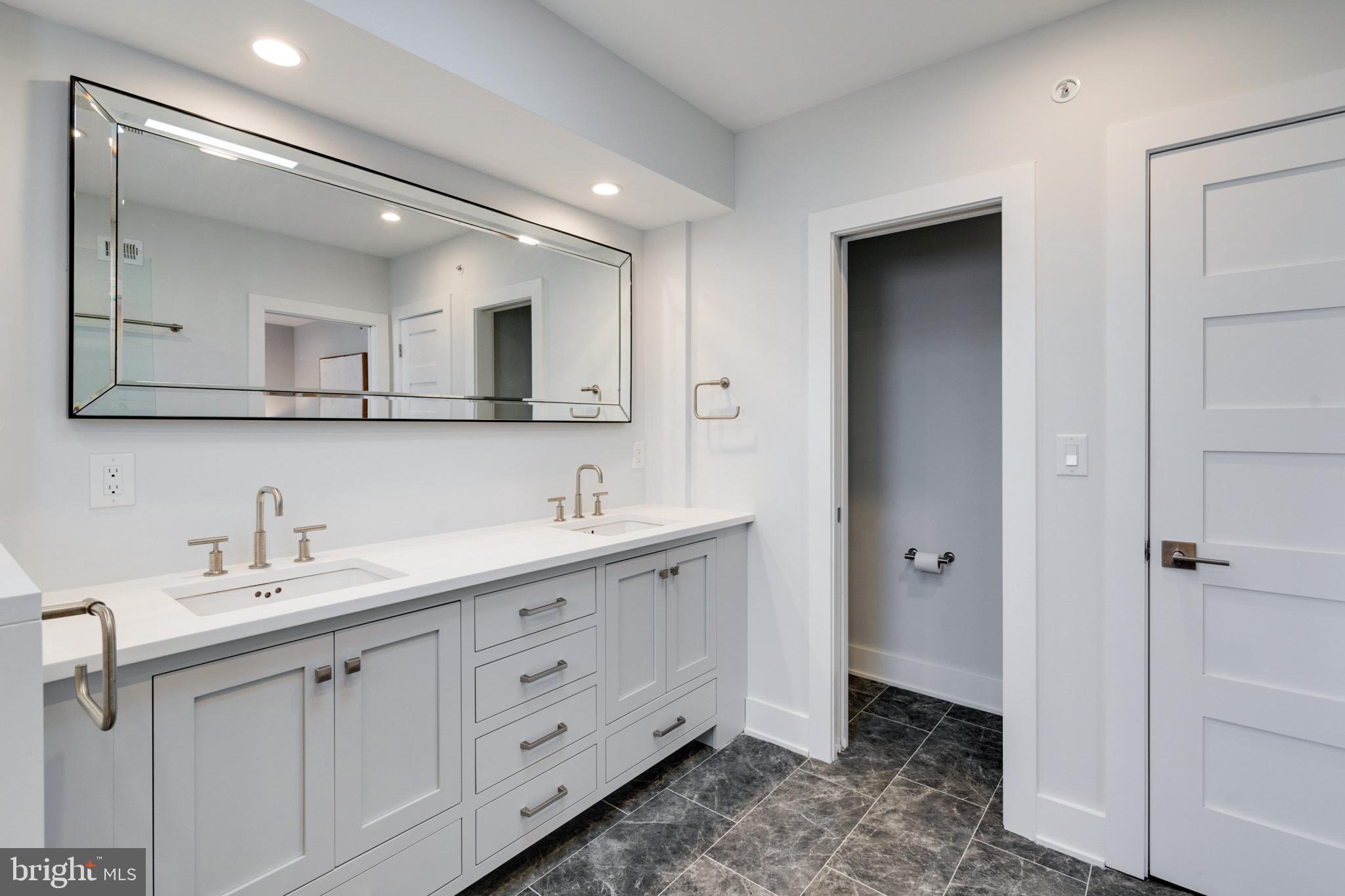 QUEEN VILLAGE - Residential