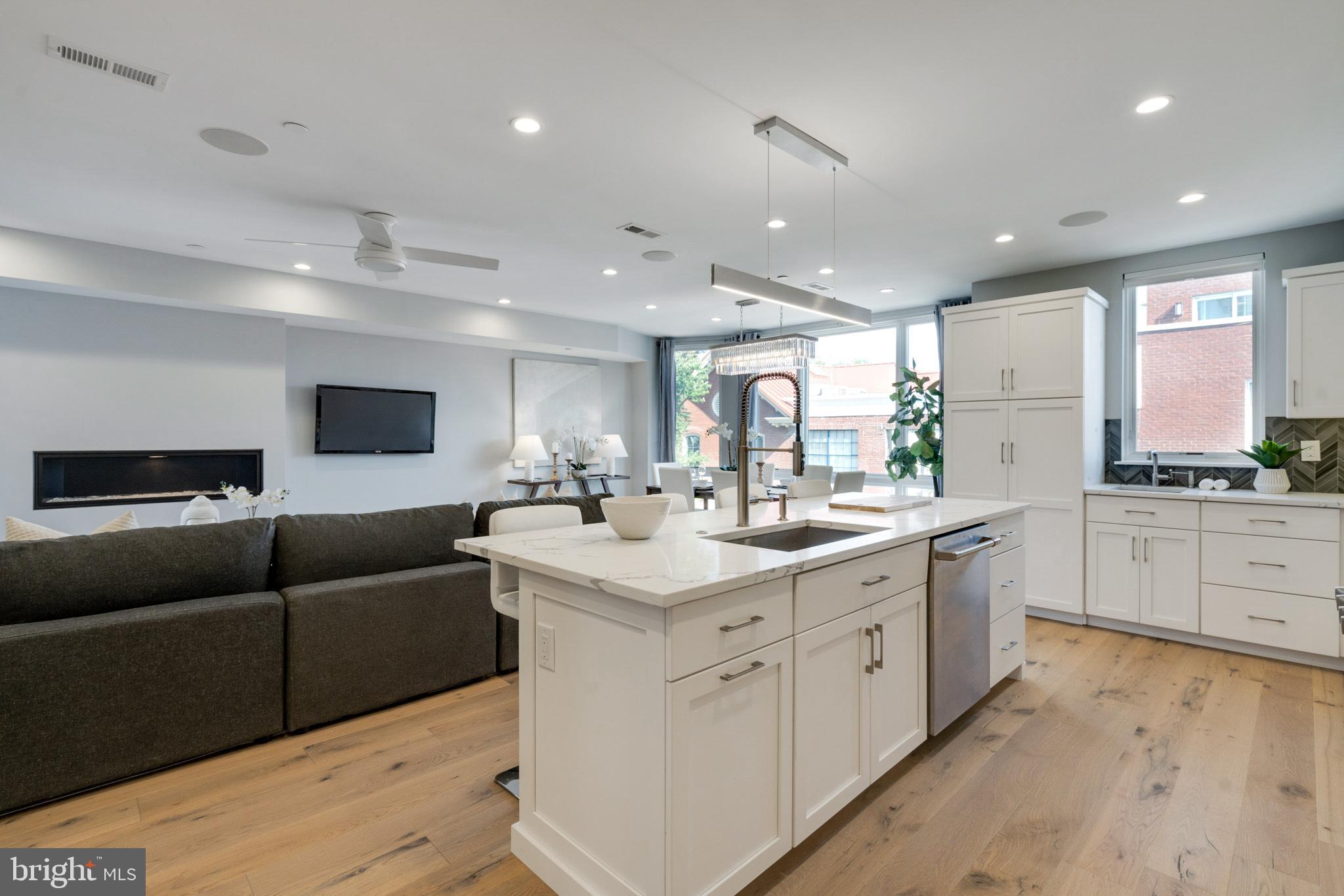 QUEEN VILLAGE - Residential