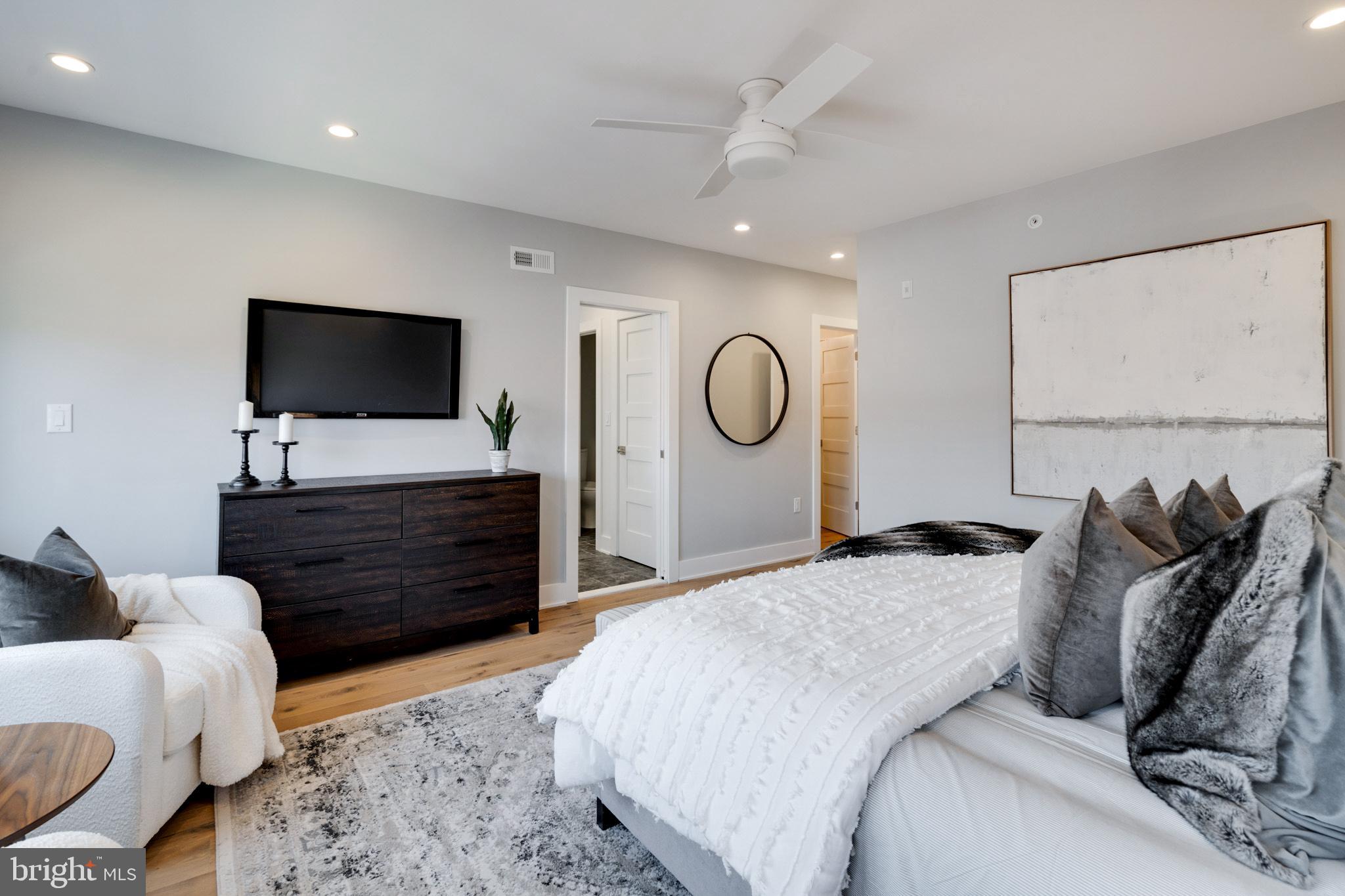 QUEEN VILLAGE - Residential