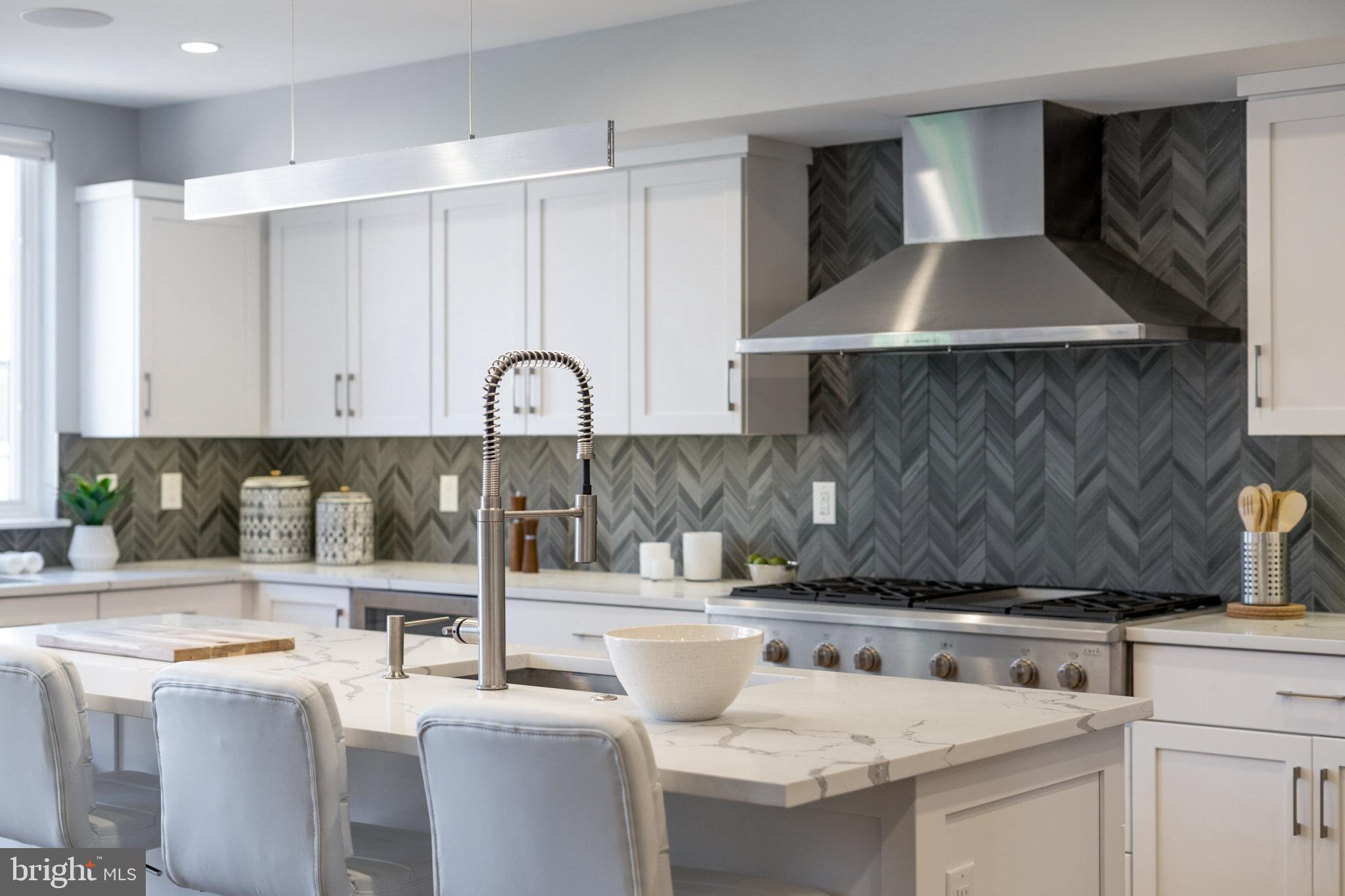 QUEEN VILLAGE - Residential