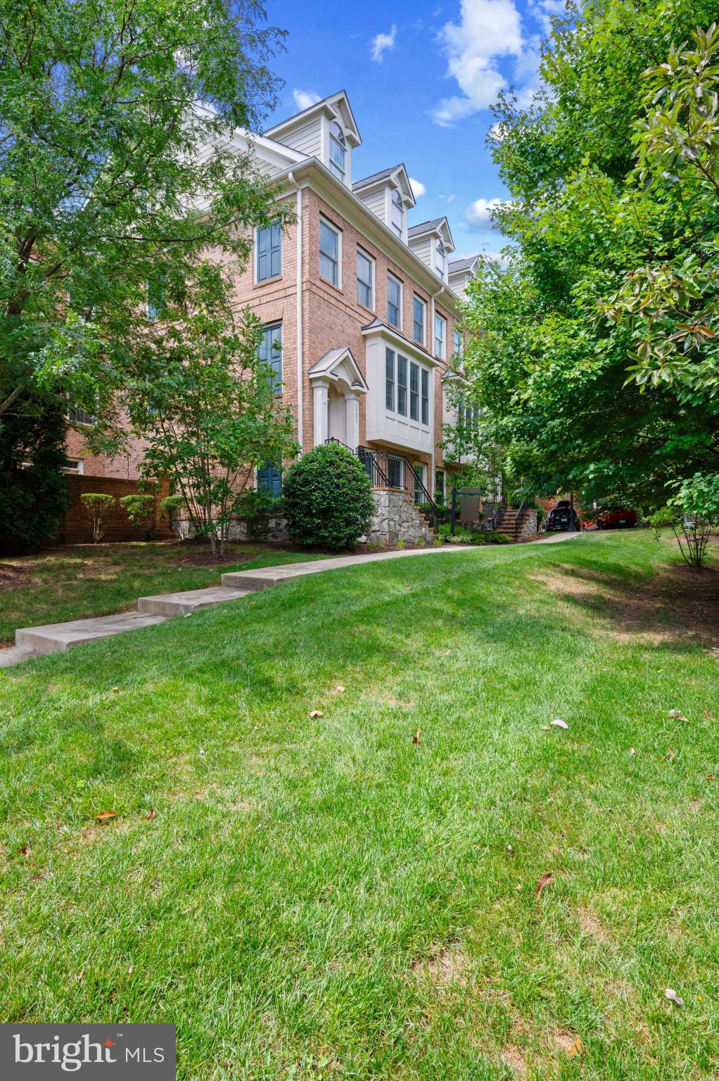 10605 YORKTOWN DRIVE