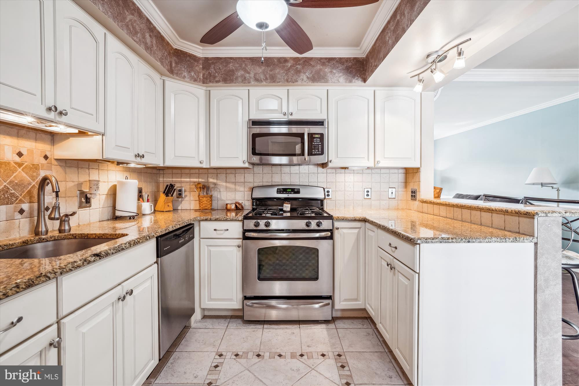 COUNTRY CLUB ESTATES - Residential