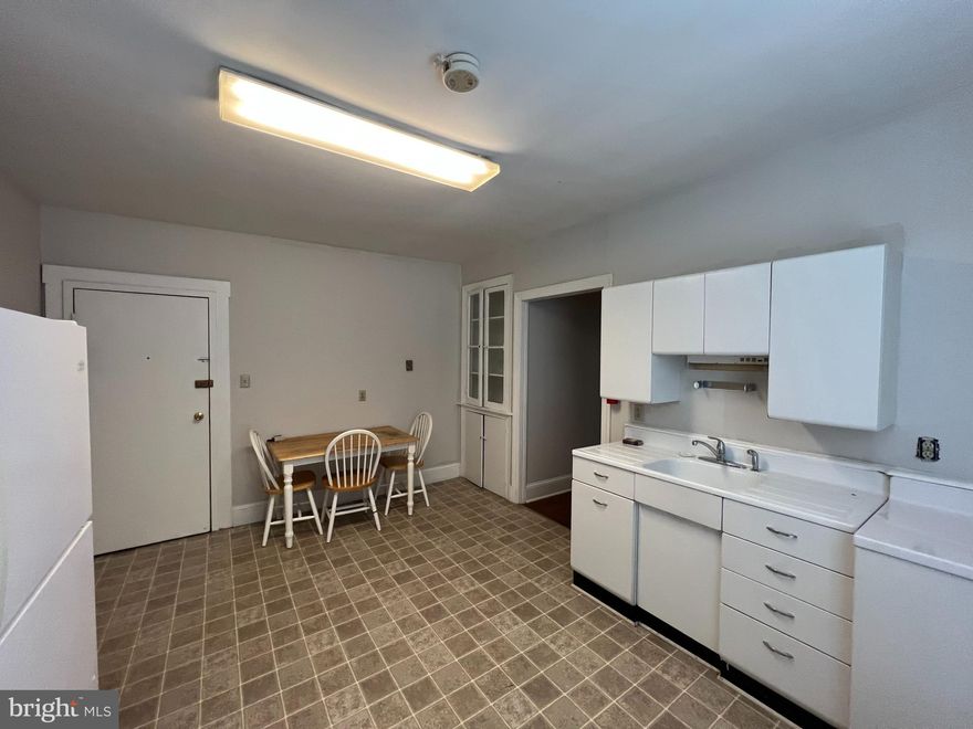 Efficiency apartment located in downtown Charles Town.  Separate bedroom.  Equipped kitchen with table space. Laundry room onsite in building.  No smoking, no pets.  No designated parking.
Rent includes water, sewer & trash