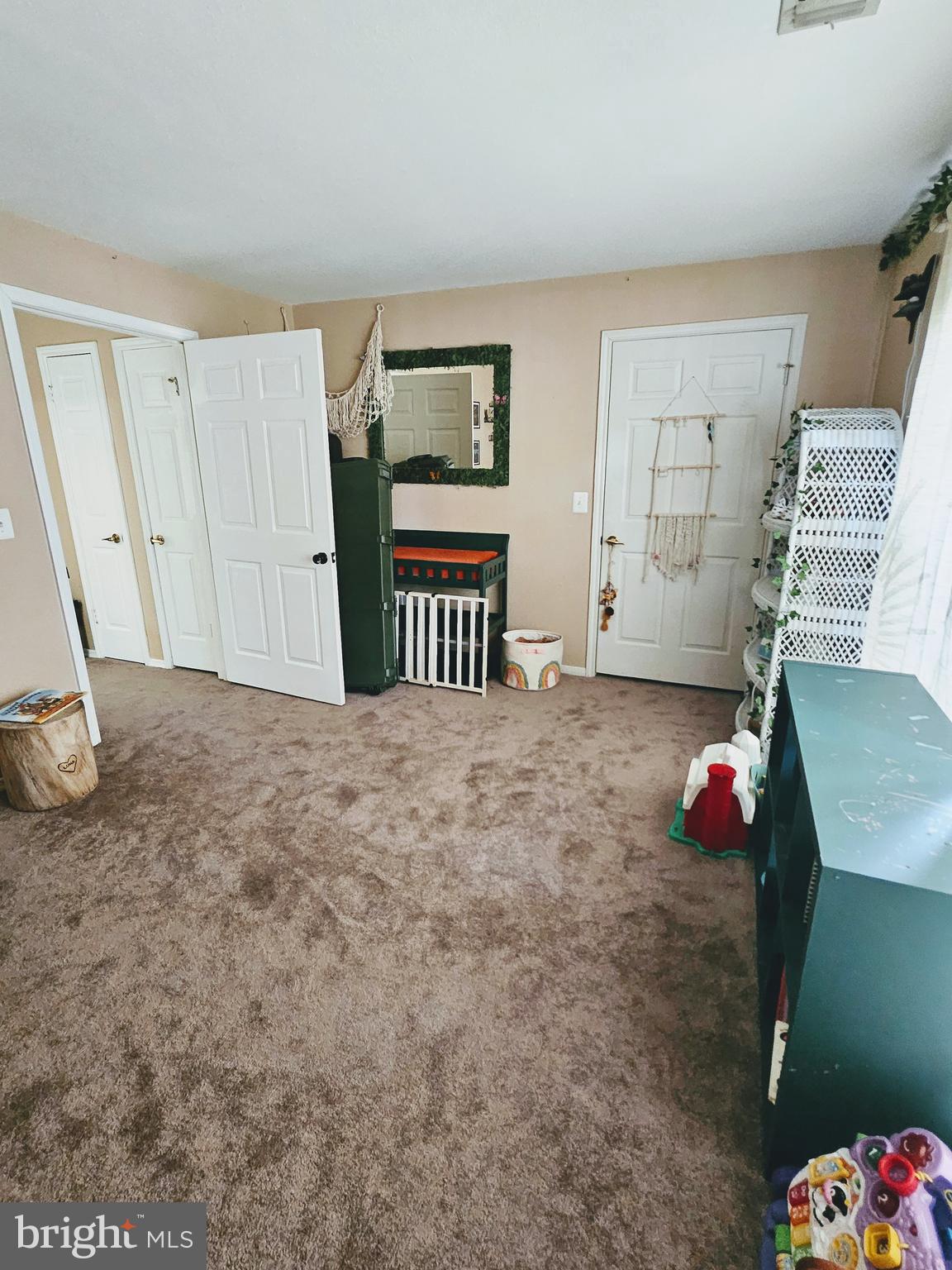 ENGLISH COUNTRY MANOR - Residential Lease