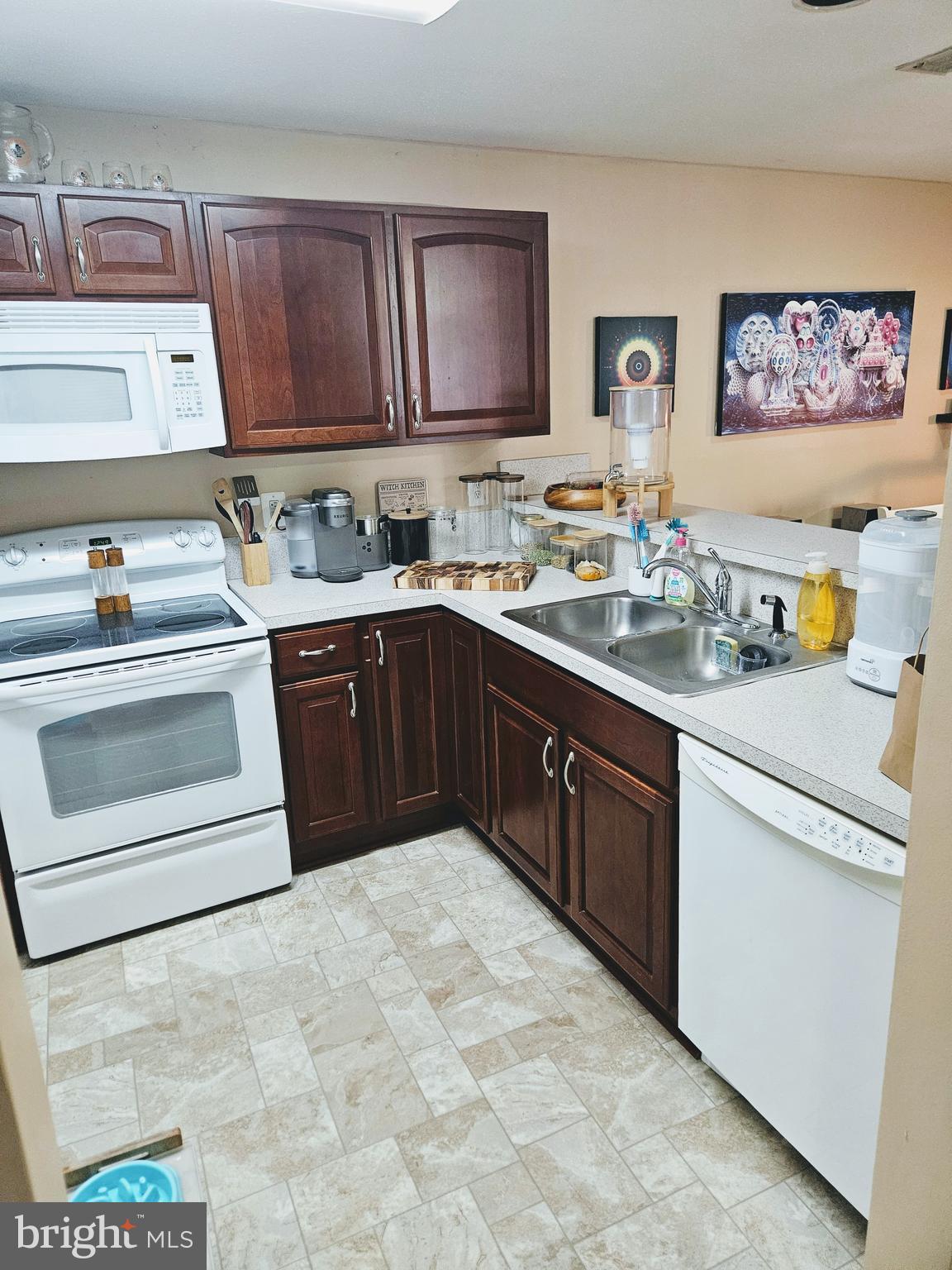 ENGLISH COUNTRY MANOR - Residential Lease