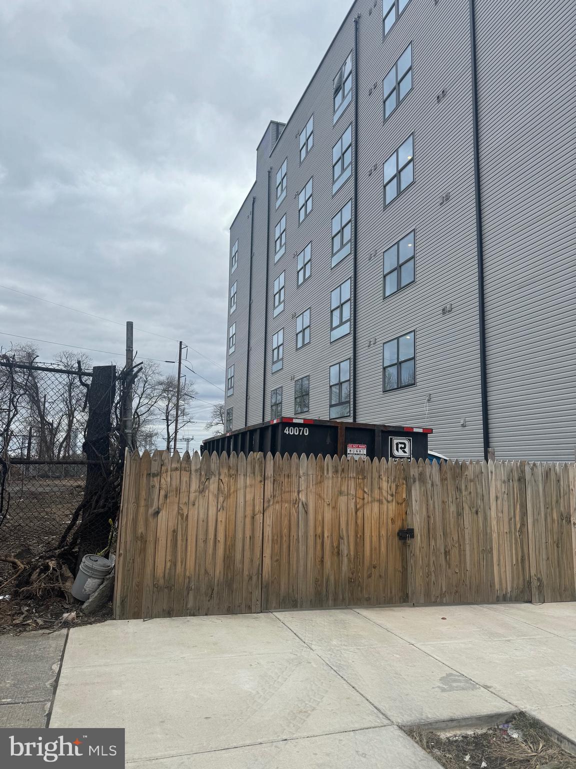 889 N 40TH STREET