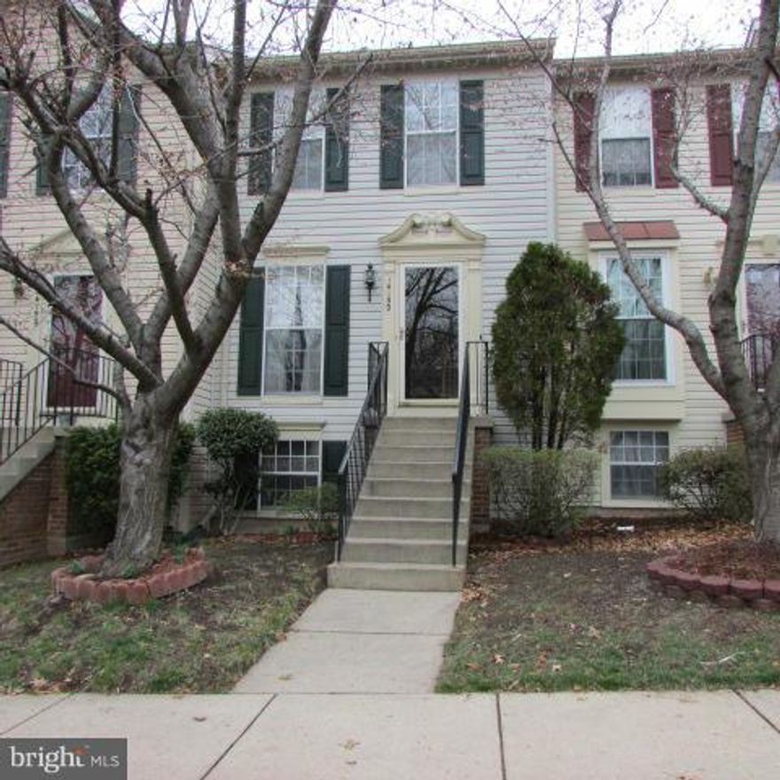 GREAT LOCATION, CONVENIENT FOR SHOPPING, NEARBY RESTAURANTS, CINEMAS & I-66,28,29.  WELL MAINTAINED HARDWOOD FLOOR THROUGHOUT MAIN LEVEL.  3 FINISHED LEVELS,  2 MASTER BEDROOMS ON UPPER LEVEL W/3RD BDRM/REC RM ON LL*2 FULL BATHS+1/2 BA ON MAIN. WELL-MAINTAINED.