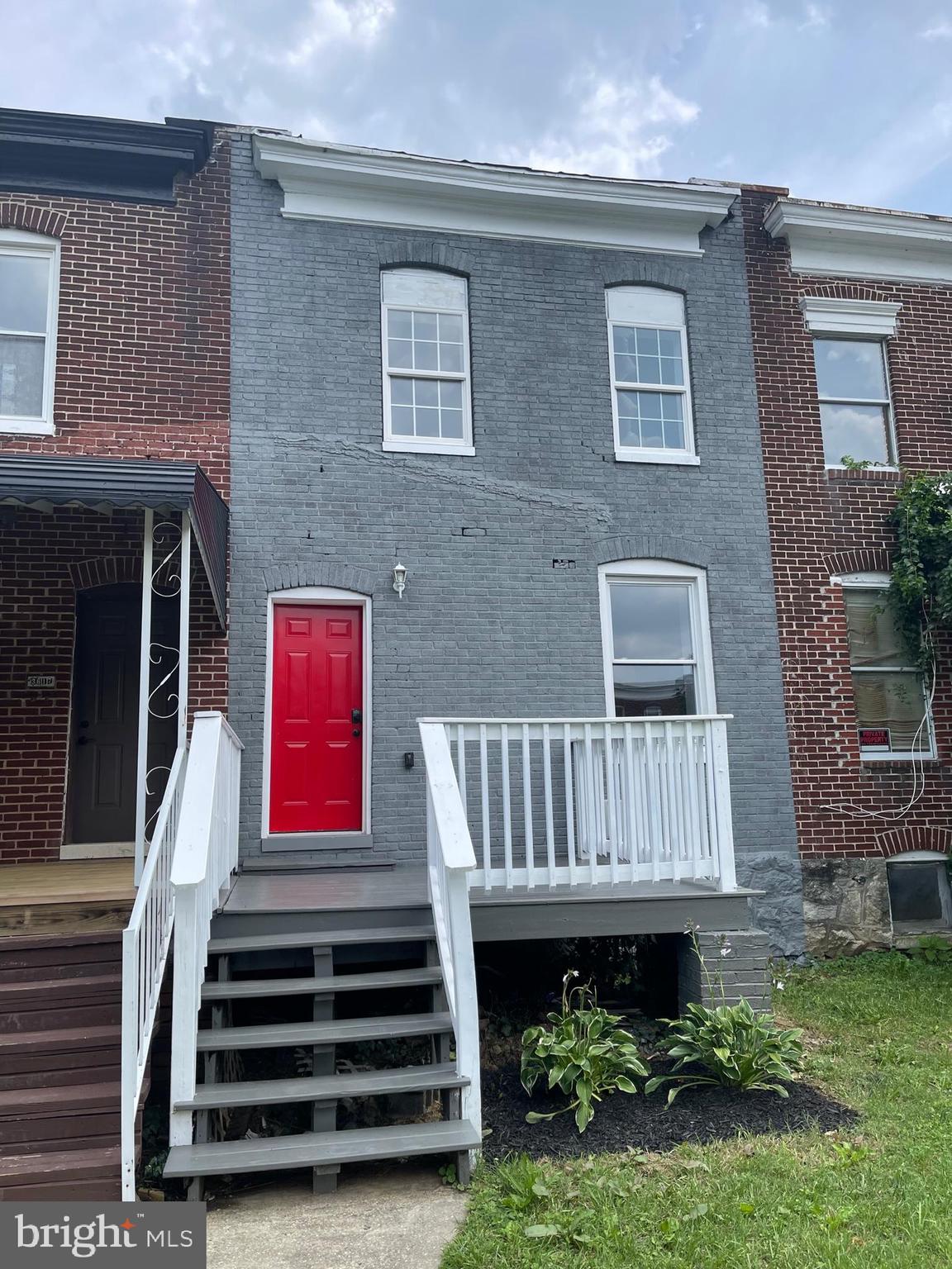 Fully renovated! Absolutely beautiful, 3 bedroom, 2.5 bath town home available, Wall to wall hardwood flooring & fresh paint throughout. Luxury kitchen with granite counter tops & brand-new stainless-steel appliances. Gorgeous new bathroom's. Washer & dryer in unit. Come see it today, it wont last long!
