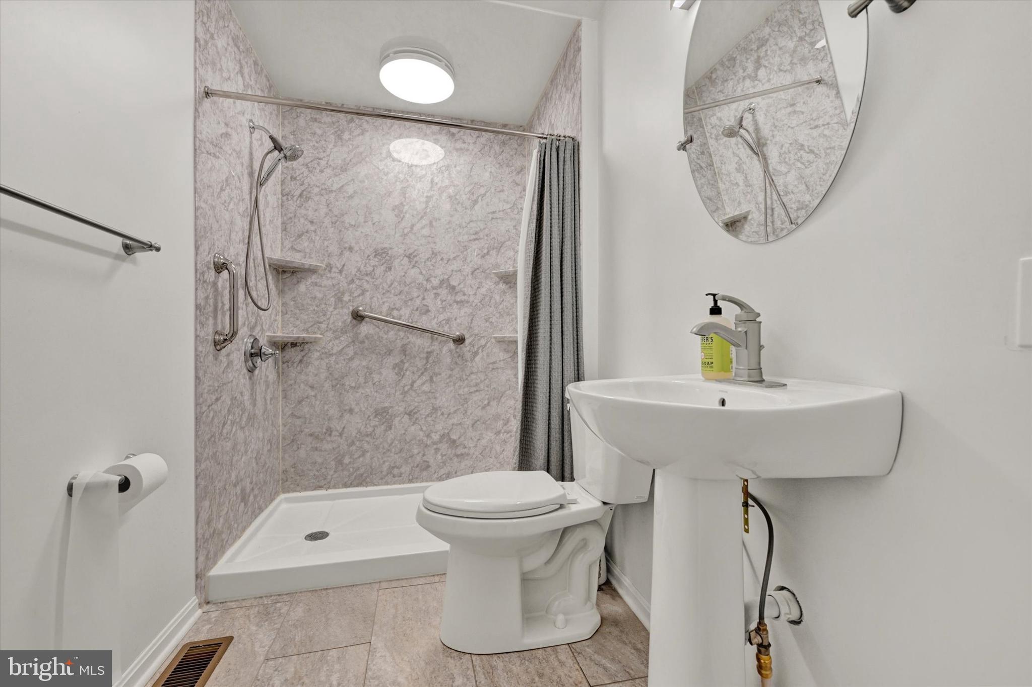 WHITE HALL - Residential