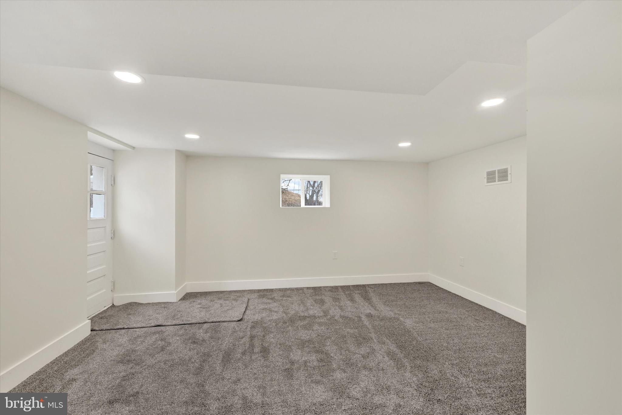 WHITE HALL - Residential