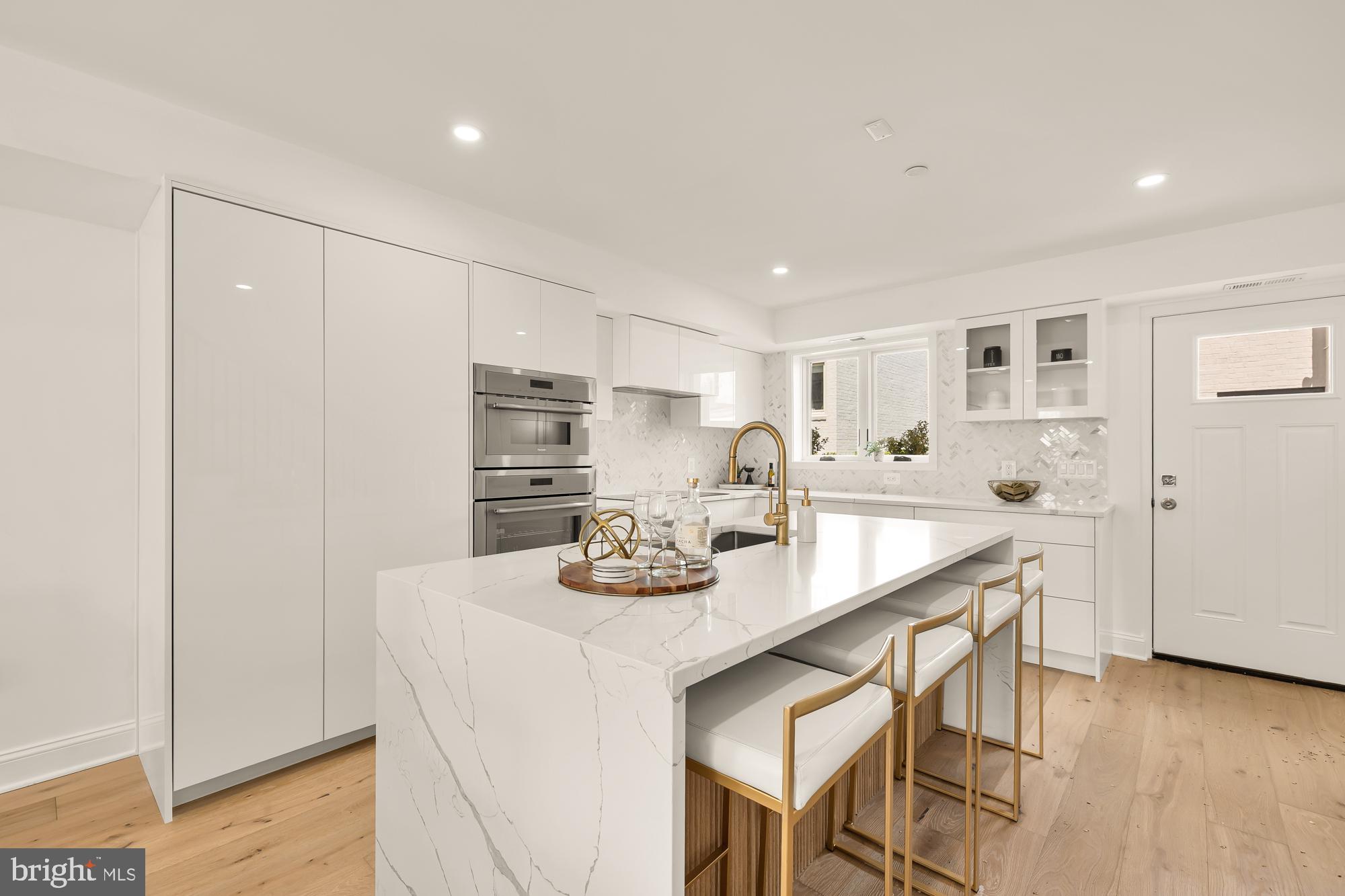 1200 ETON COURT NW T4
