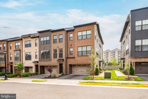 Photo of 6185 Veneto Terrace, ALEXANDRIA, VA 22312 (MLS # VAFX2331326)