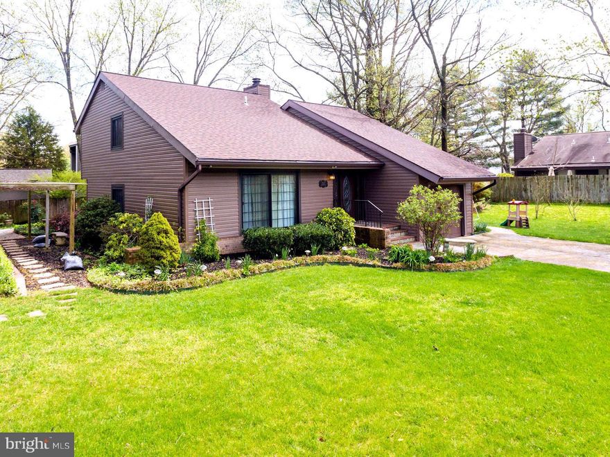 PRICE REDUCTION! Motivated Sellers! In Cul De Sac w/private drive.Updated Kitchen, granite counters, stainless steel appliances & separate dining area. 4 bedrooms on upper level. Home Warranty. Roof is less than 5 years old. HVAC regularly maintained. 10min from Huntington metro, 10 min from Van Dorn metro, 15min from Ft Belvoir Army post.10 min from shopping, dining & entertainment in Kingstowne