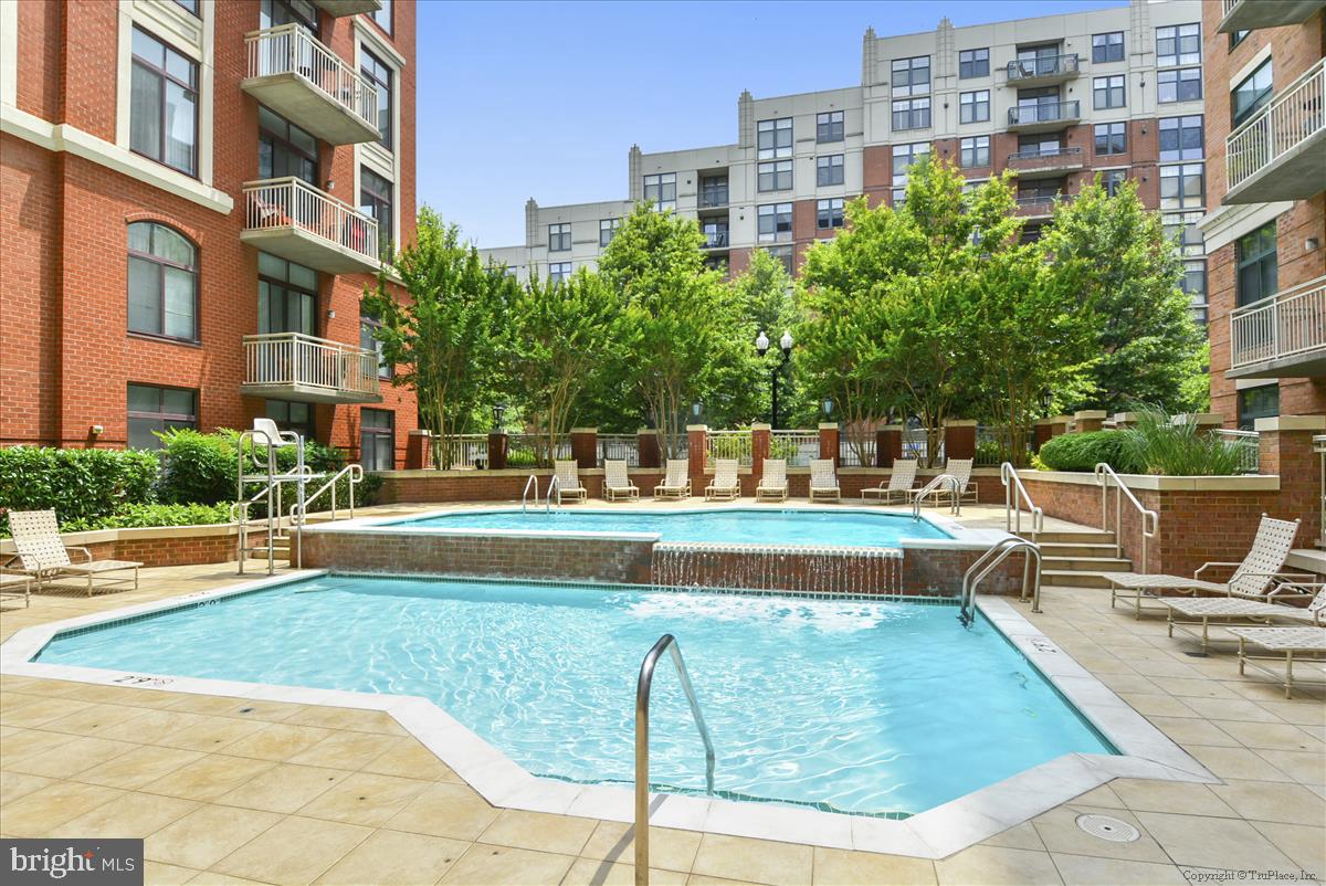 STATION SQUARE - Residential Lease