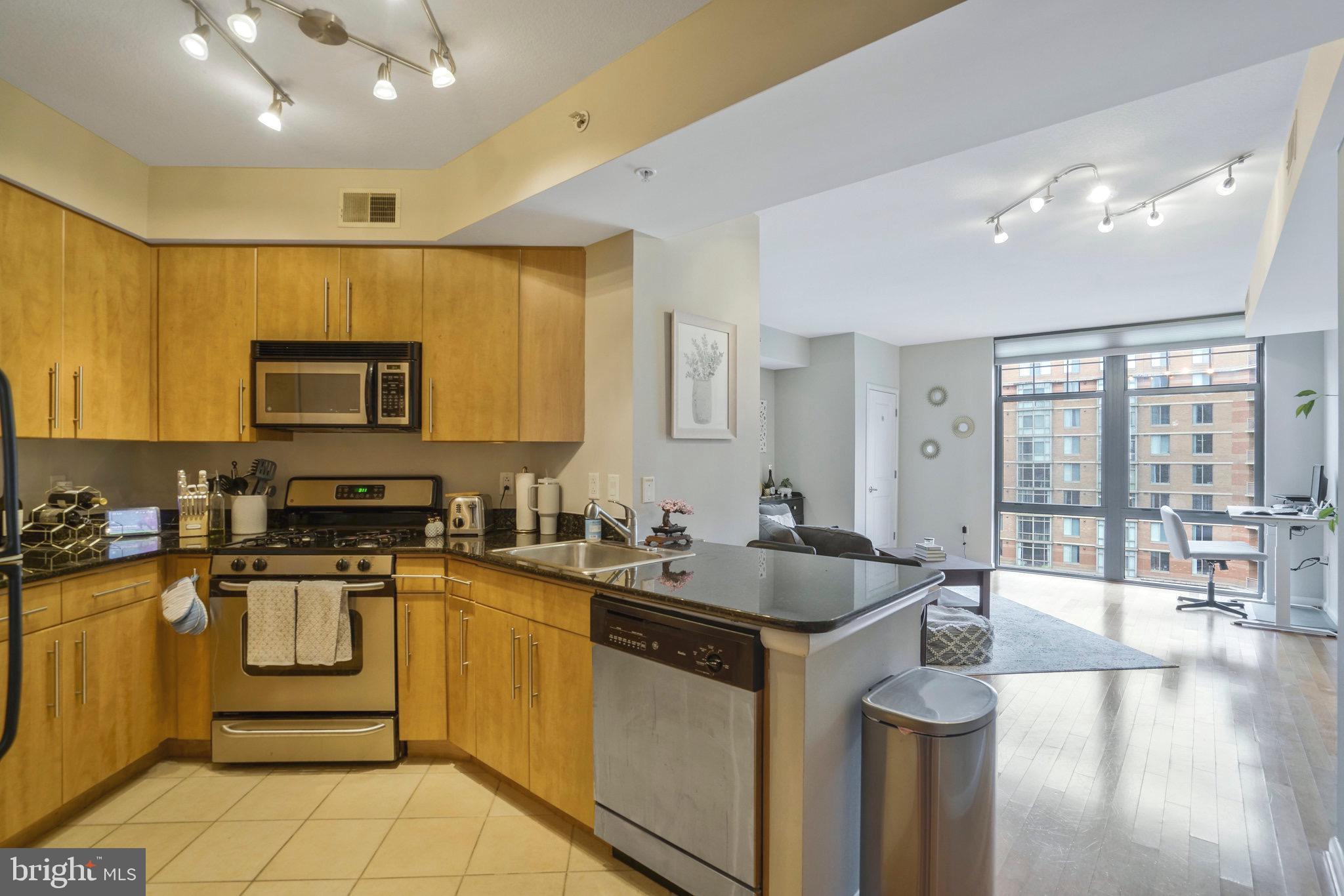 CLARENDON 1021 - Residential