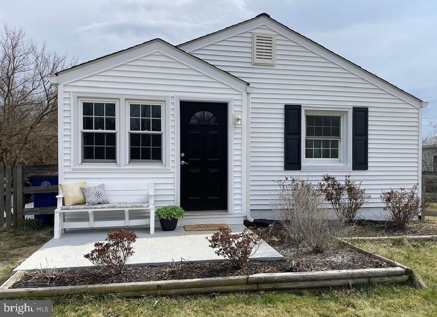 Cutest cottage on the market in a fabulous location near all the fun stuff in downtown Damascus. Charming architectural detailing, arched doorways & loads of upgrades such as recent roof, siding, gutters, windows, freshly painted interior. New ceramic tile entryways, kitchen with granite & stainless appliances and a 1-year home warranty for extra peace of mind. You will not find a more adorable single-family home on the market --and for less than the price of a TH---all situated on a serene .47 acre lot.  Located on a quiet street tucked away from the heart of Town...but a stone's throw from shops, restaurants, parks, commuting routes and more. 
Prepare to be enchanted and plan your tour today!