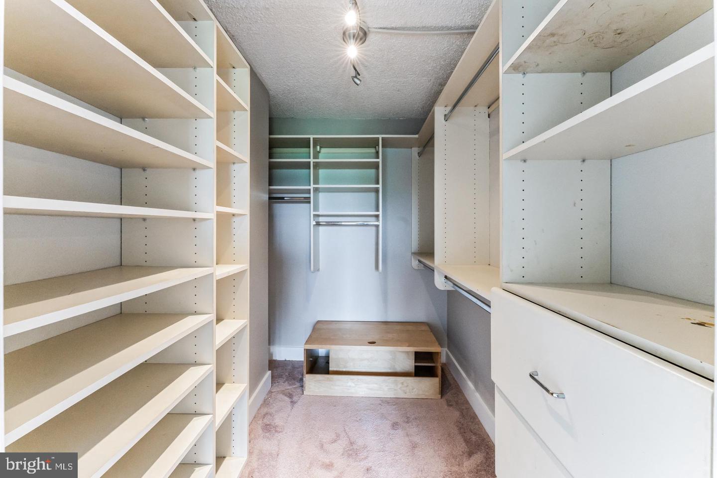 LAKESIDE PLAZA - Residential Lease