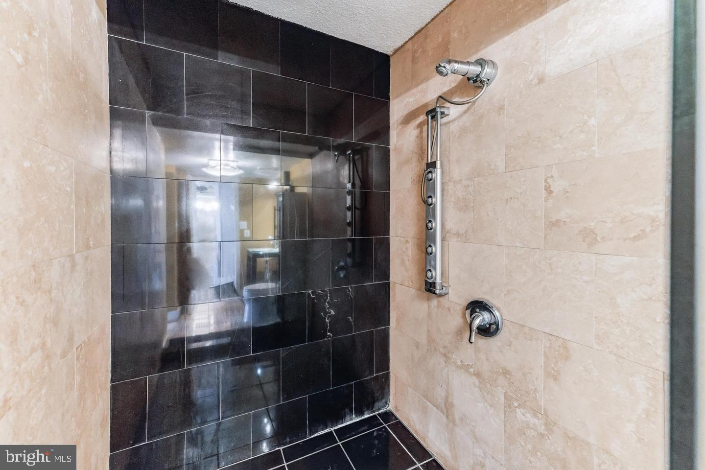 LAKESIDE PLAZA - Residential Lease